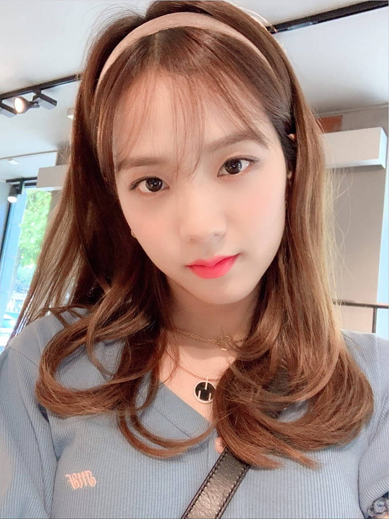 Jisoo Cute With A Hairband Selfie Wallpaper
