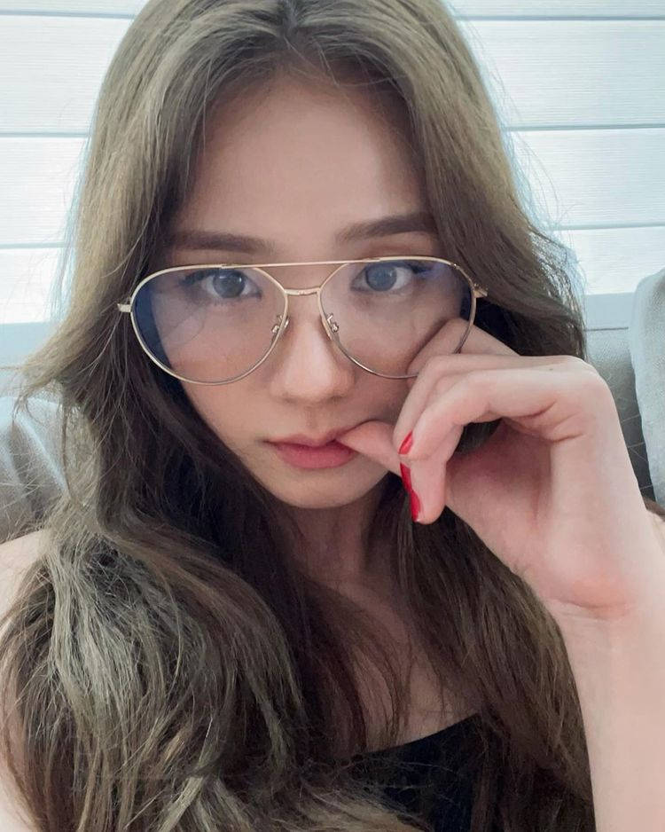 Jisoo Cute With Eyeglasses Wallpaper