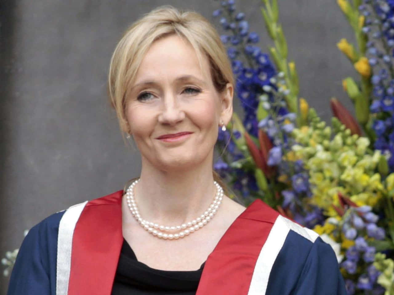 Jk. Rowling, Autora Británica Y Creadora De La Serie De Harry Potter. Fondo de pantalla