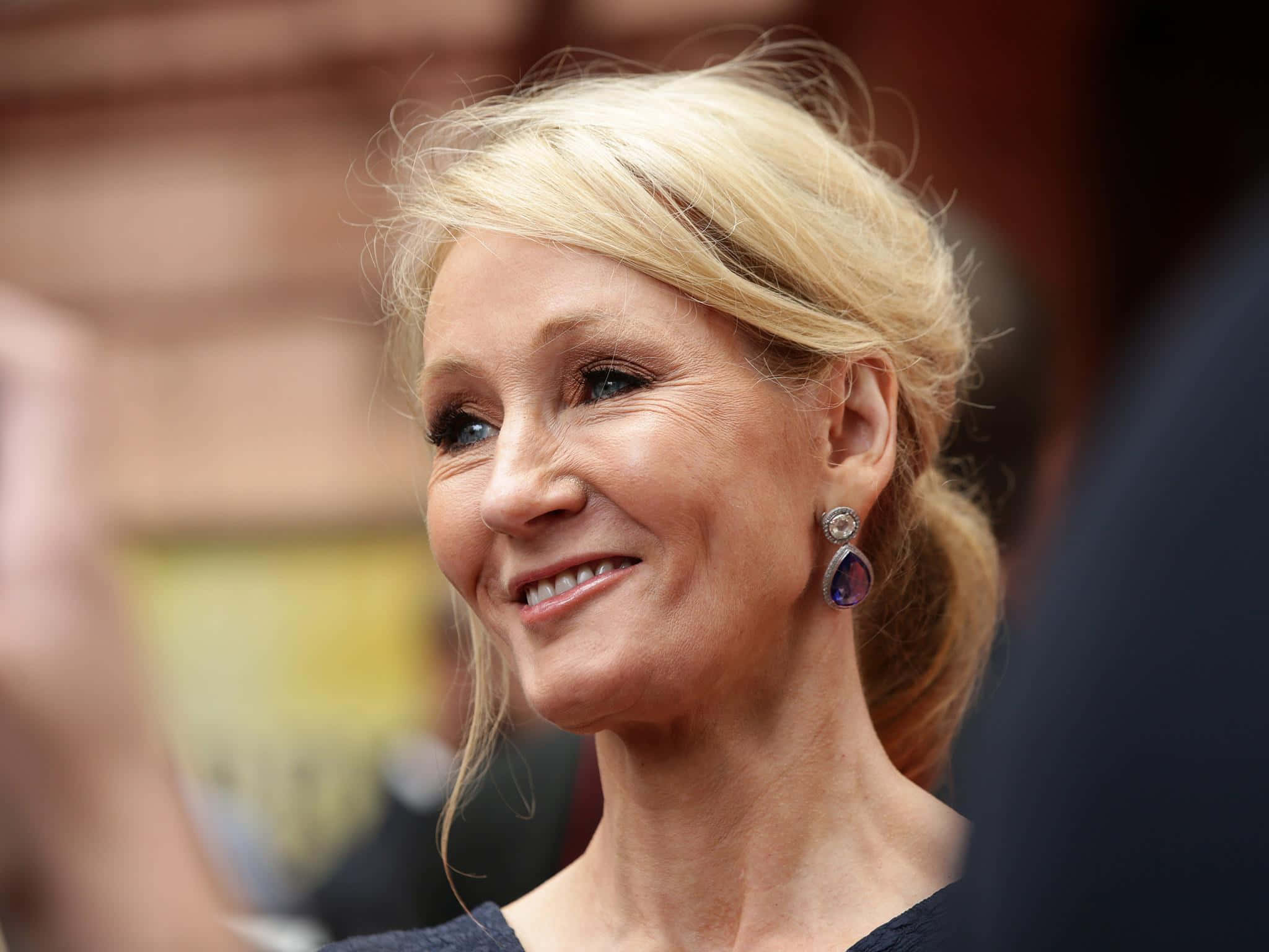 Jk. Rowling Posando Con Sus Libros Fondo de pantalla