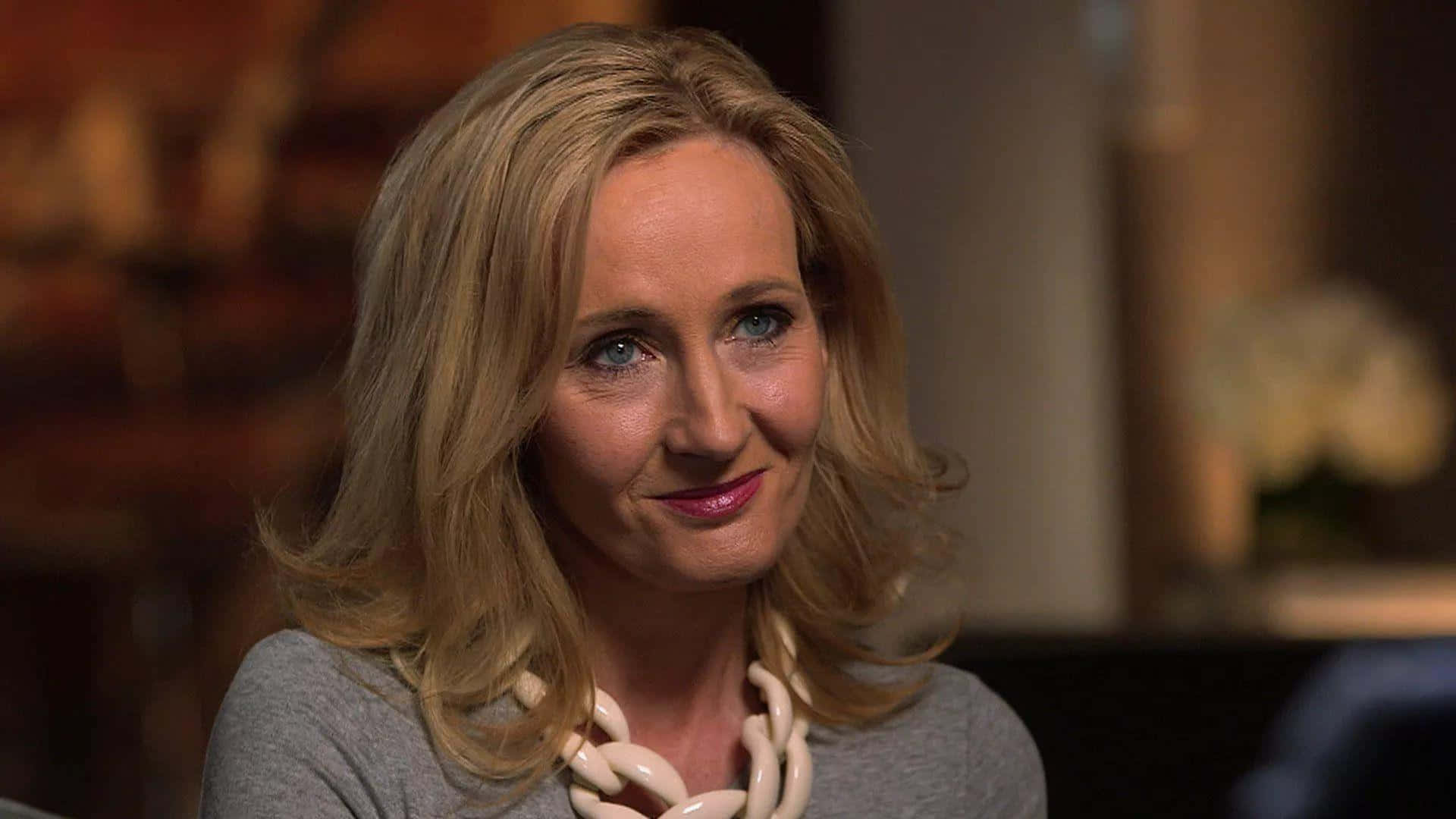 Jk. Rowling Posando En Un Evento De Alfombra Roja. Fondo de pantalla