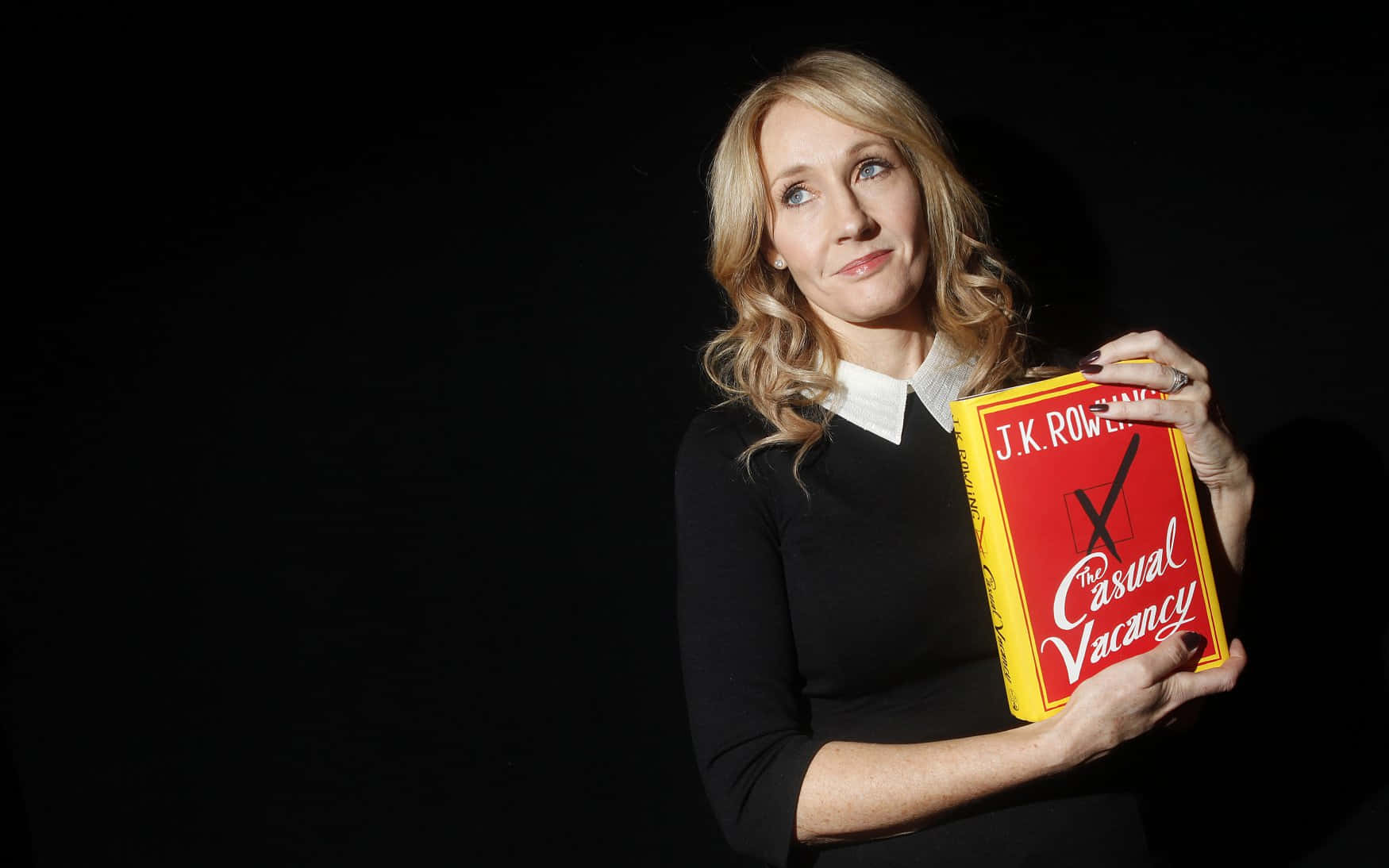 Jk. Rowling Sonriendo Durante Un Evento Fondo de pantalla