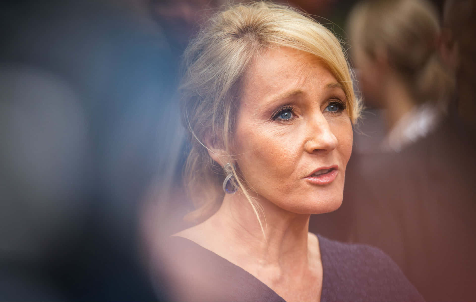 Jk. Rowling Sonriendo Durante Una Entrevista Fondo de pantalla