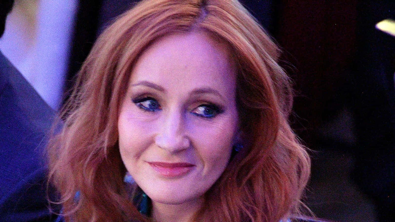 Jk. Rowling Sonriendo Durante Una Entrevista. Fondo de pantalla