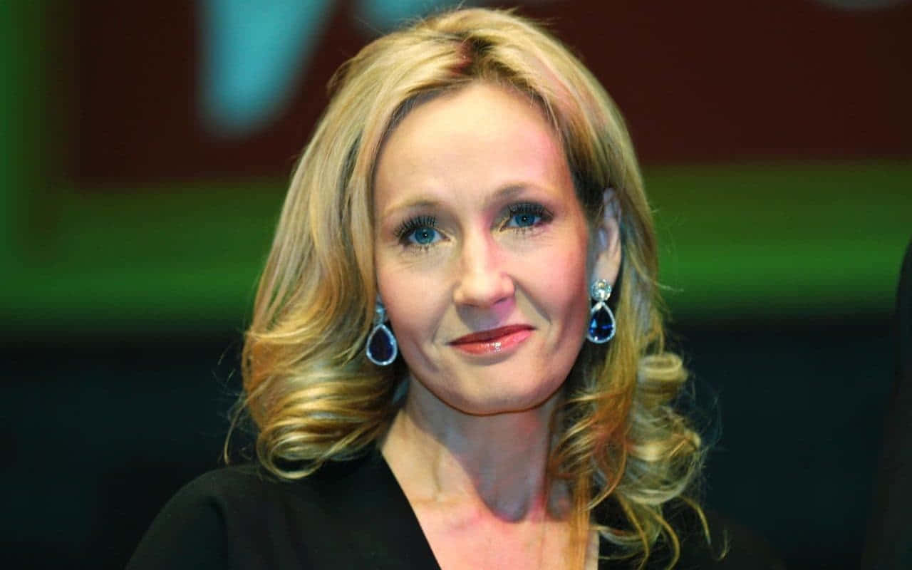 Jk. Rowling Sonriendo Durante Una Entrevista Fondo de pantalla