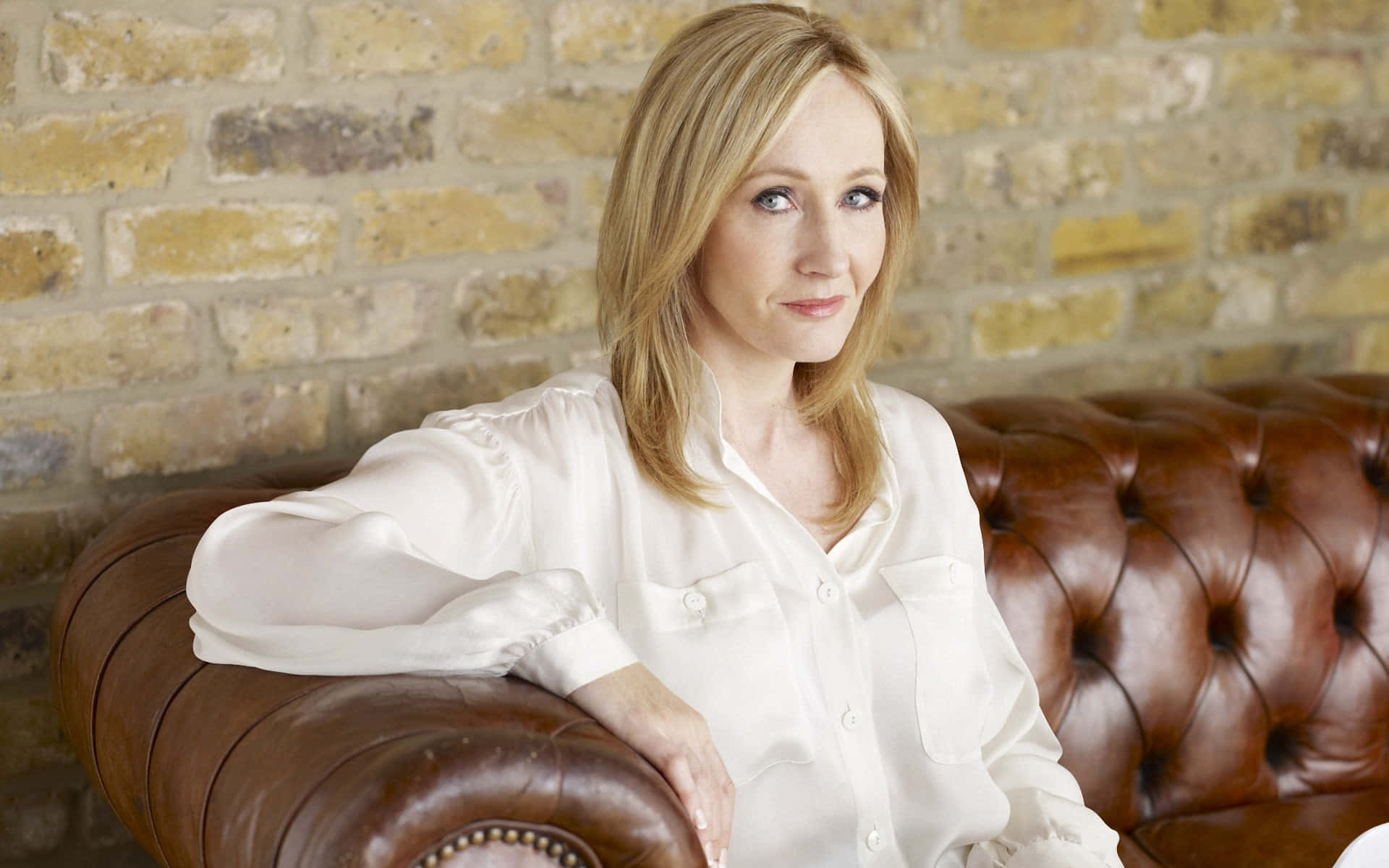 Jk. Rowling Sonriendo En Un Evento. Fondo de pantalla
