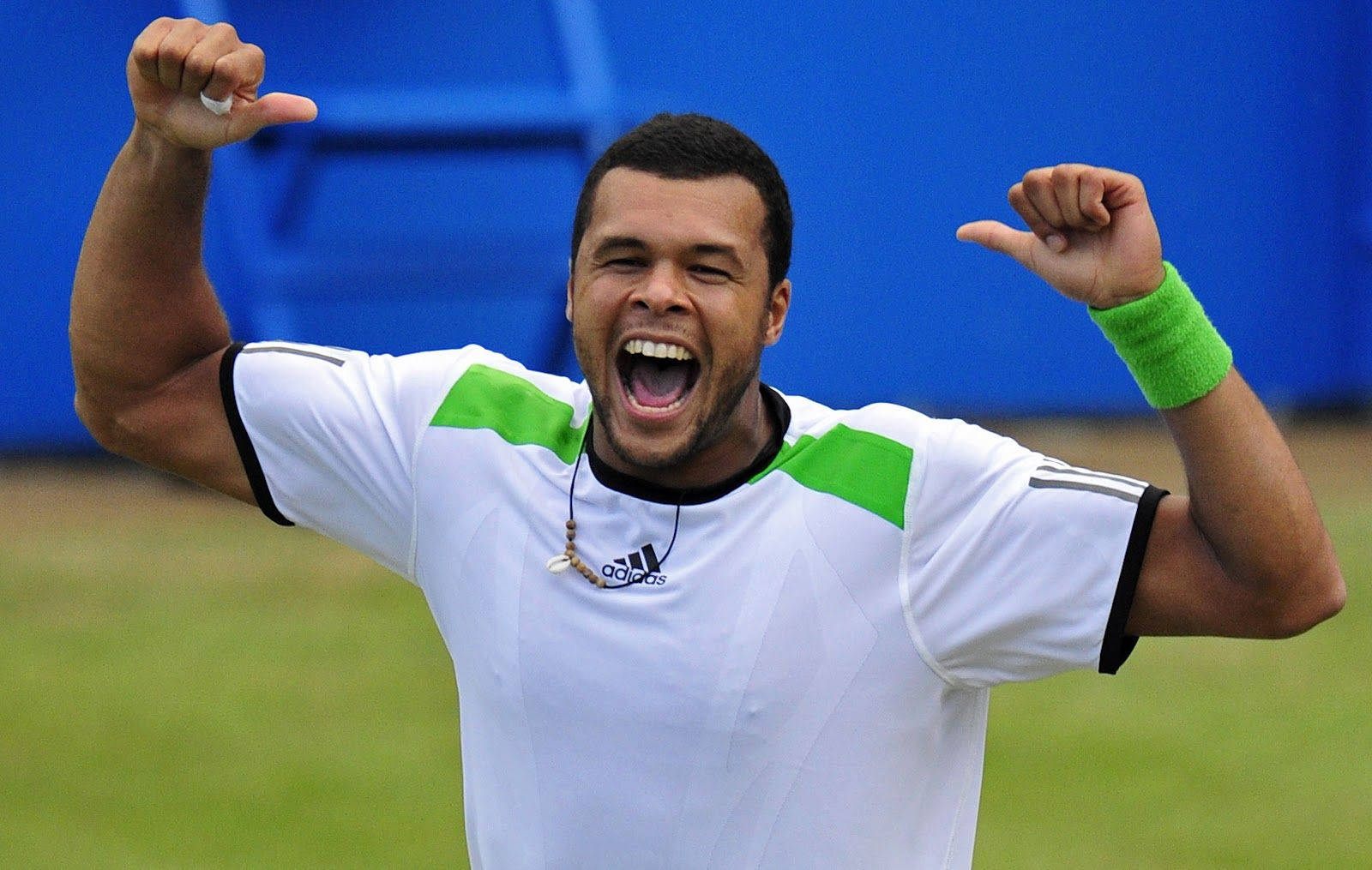 Jowilfried Tsonga Zeigt Auf Sich Selbst Wallpaper