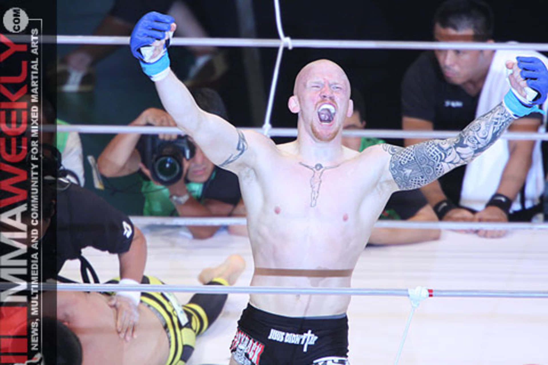 Den berømte MMA-kæmper Joachim Hansen slår den japanske legender Shinya Aoki. Wallpaper