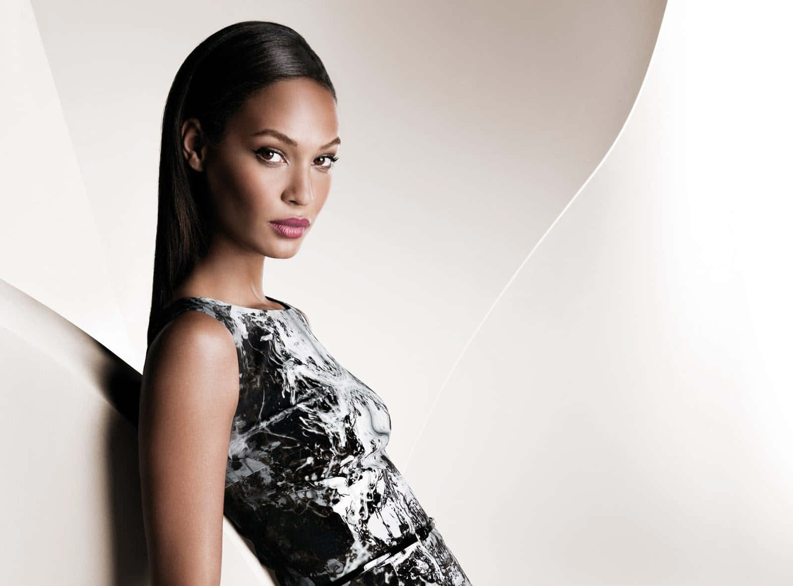 Joan Smalls Stråler Eleganse I En Fantastisk Kvelds Kjole Bakgrunnsbildet