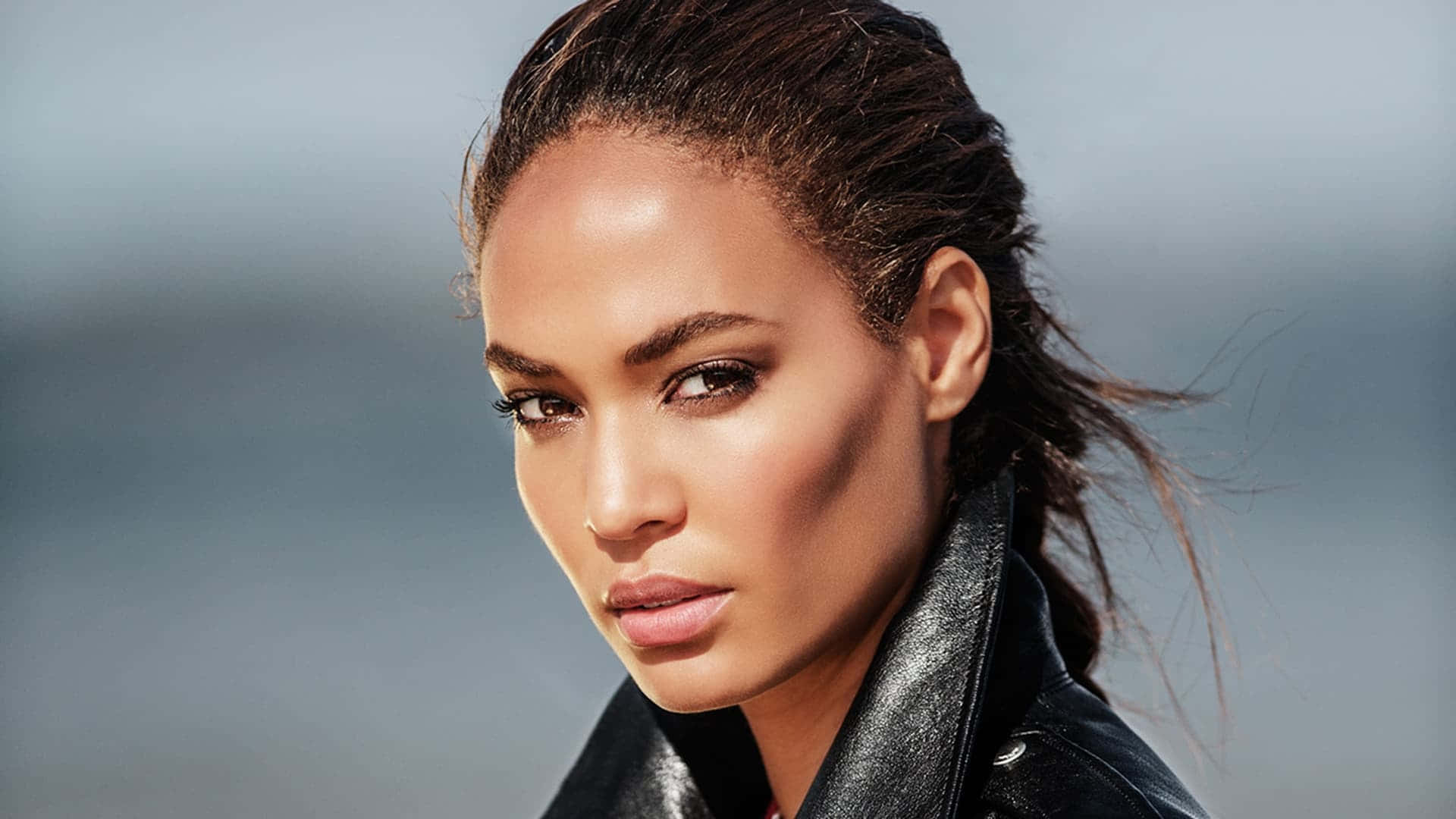 Joan Smalls Stråler Eleganse I En Fantastisk Kjole Bakgrunnsbildet