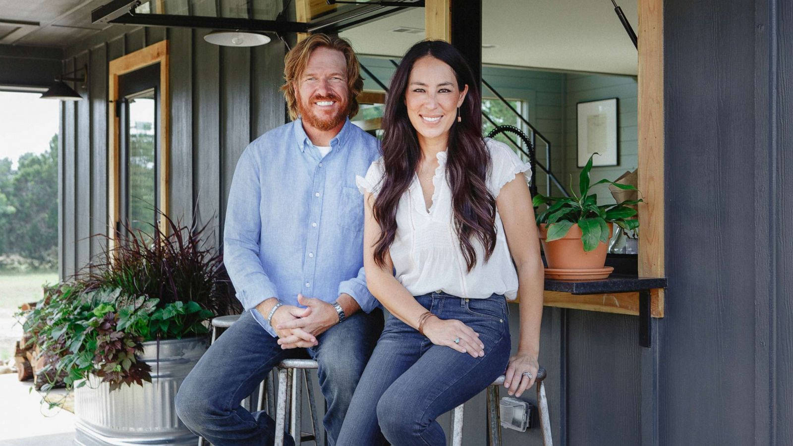 Joanna Gaines And Chip Gray House Wallpaper