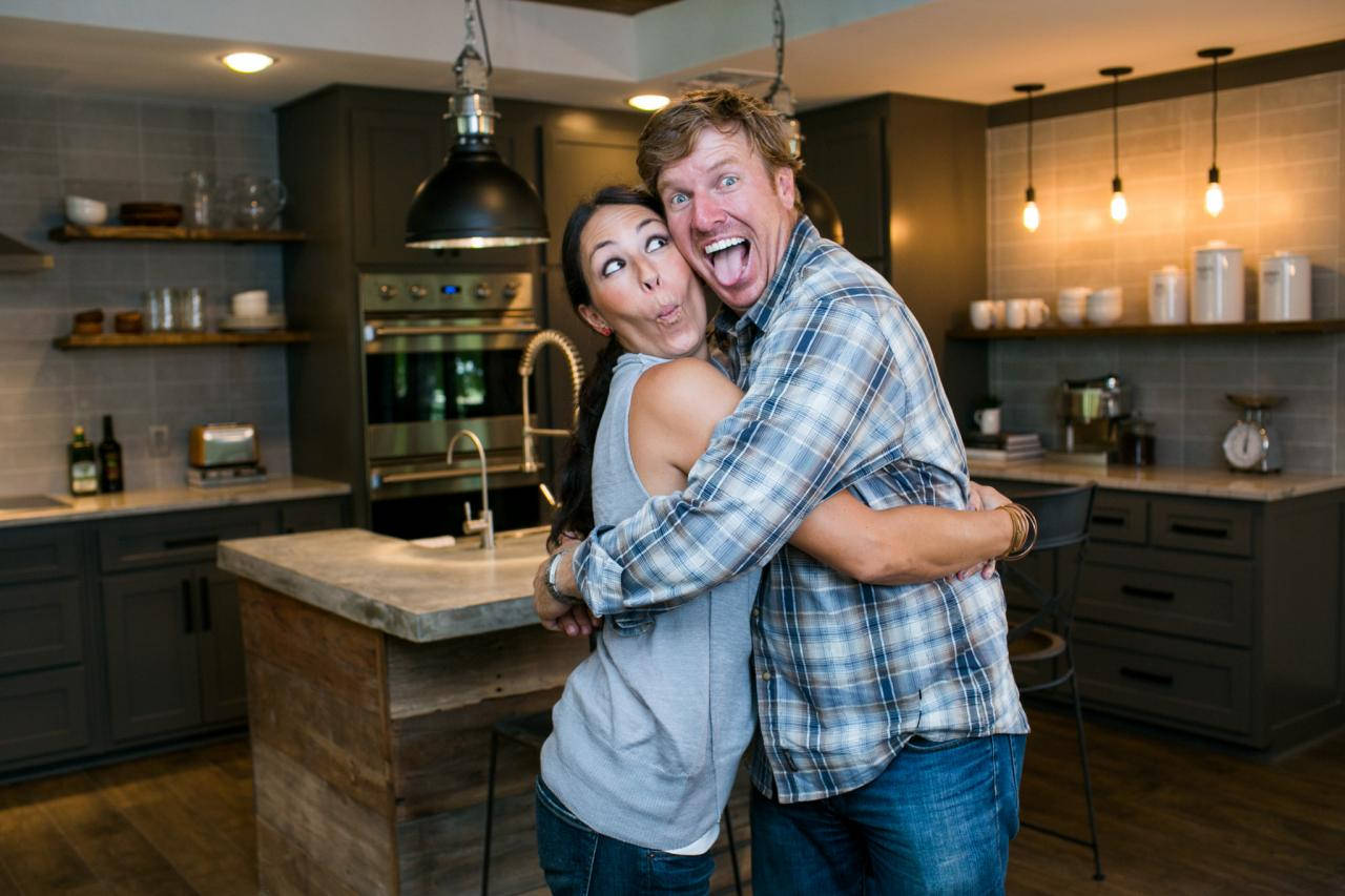 Joanna Gaines And Chip Wacky Wallpaper