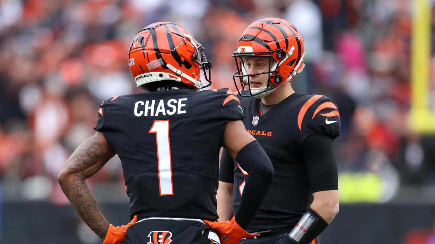 Joe Burrow Ja Marr Chase Bengals Game Strategy Discussion Wallpaper