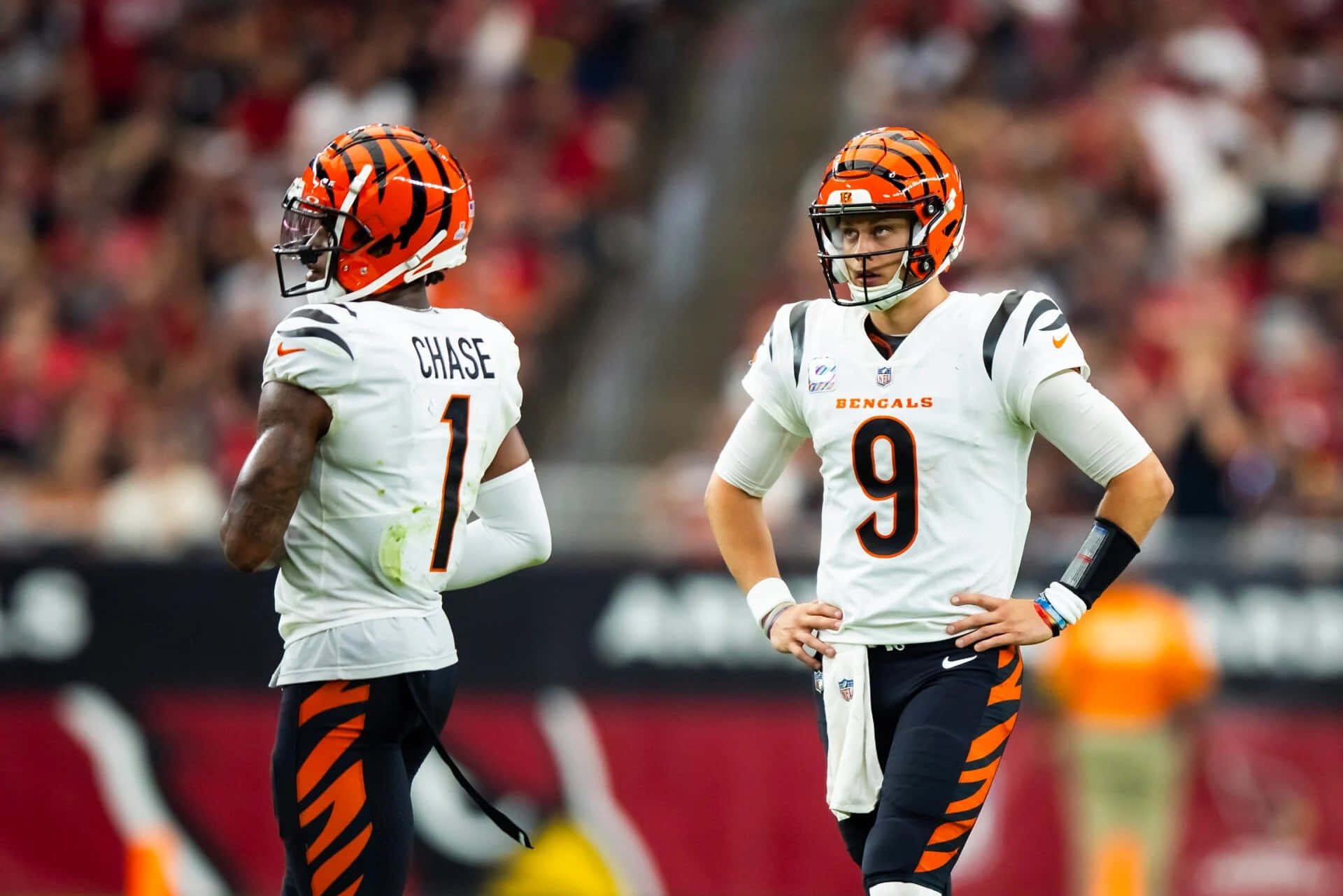 Joe Burrow Jamarr Chase Bengals Game Discussion Wallpaper