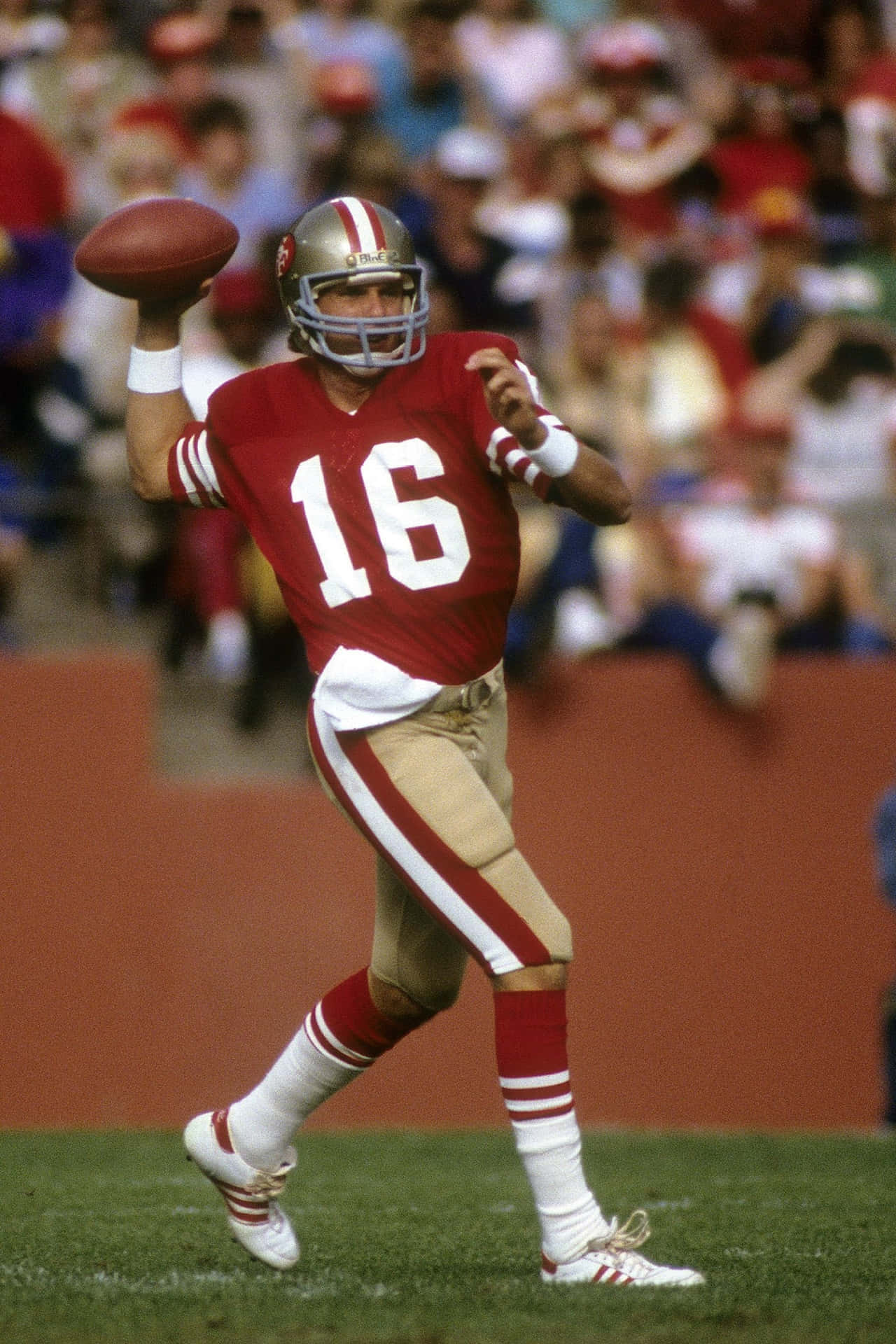 Super Bowl-vindende quarterback Joe Montana leder San Francisco 49ers ind på banen i 1988. Wallpaper