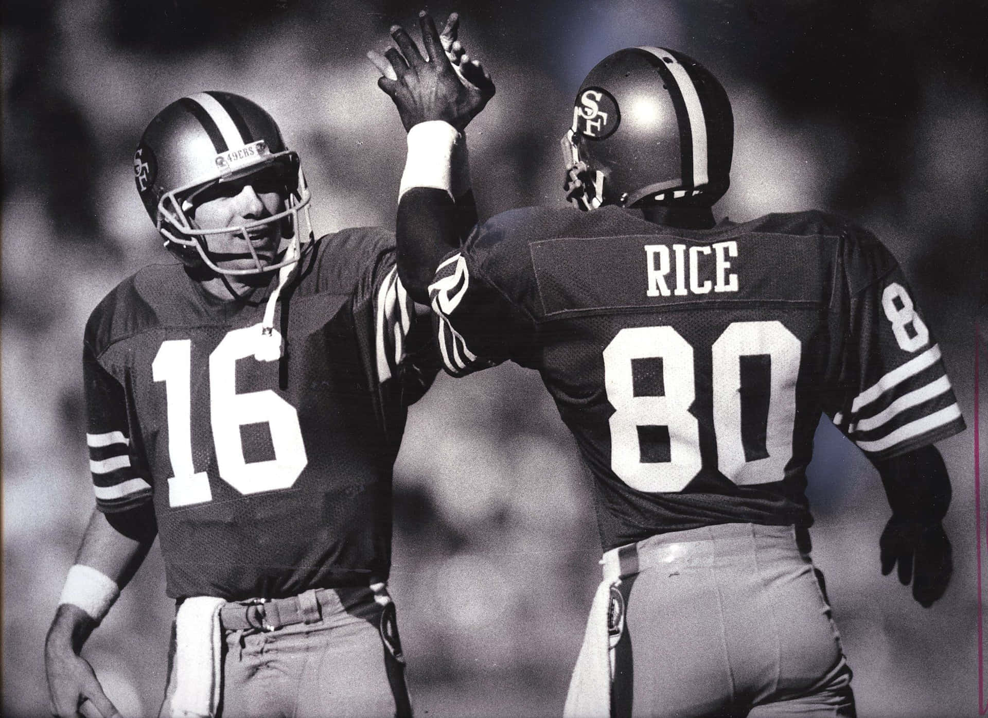 Den legendariske NFL-quarterback Joe Montana stiller sit anerkendte navn på det smukke tapet. Wallpaper