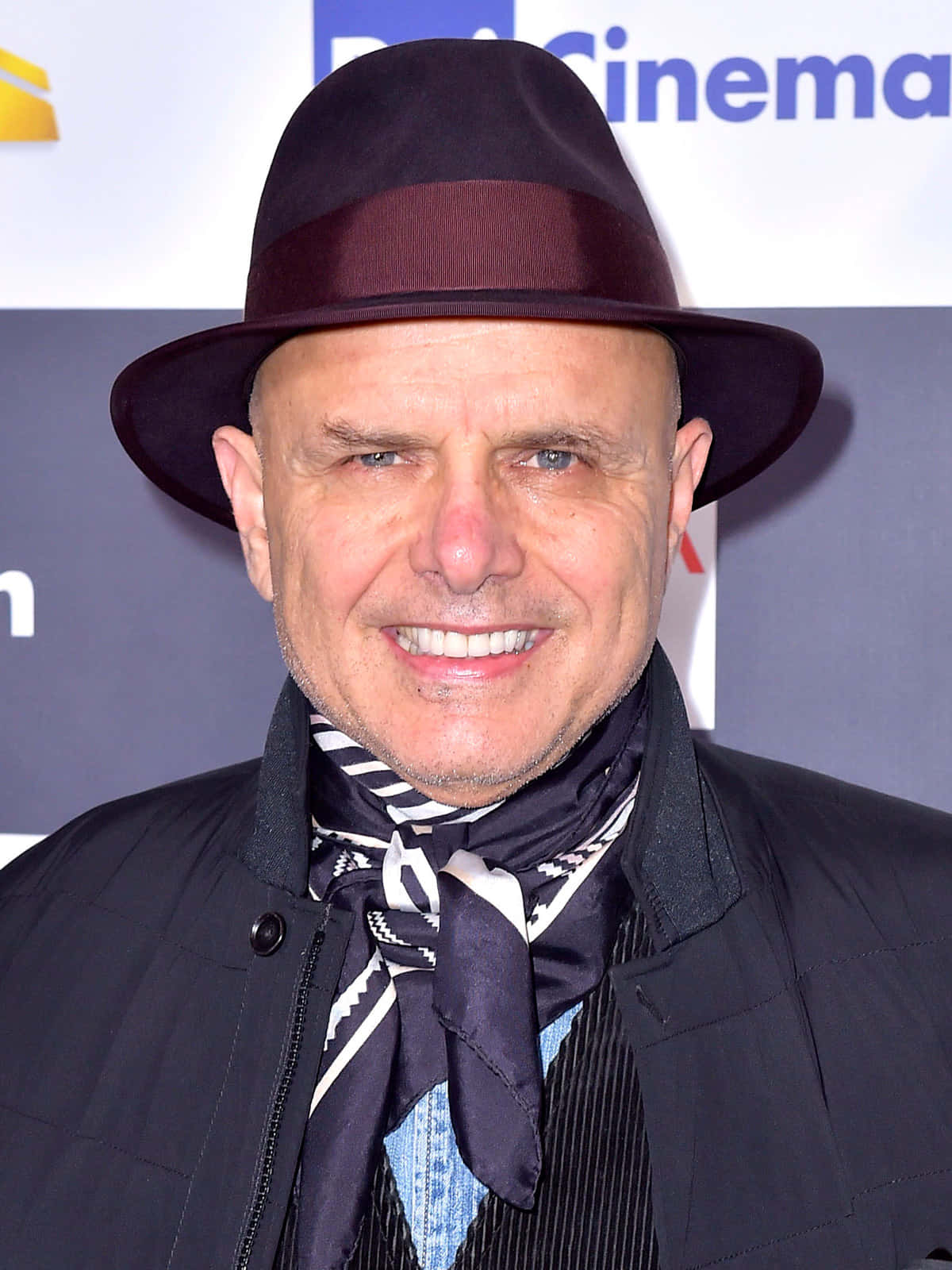 Joepantoliano Es Un Actor Estadounidense Conocido Por Su Trabajo En Películas Como The Matrix Y Memento. Tiene Una Gran Versatilidad En Sus Interpretaciones Y Ha Ganado Varios Premios A Lo Largo De Su Carrera. Es Una Excelente Elección Para Tenerlo Como Fondo De Pantalla En Tu Computadora O Dispositivo Móvil. Fondo de pantalla