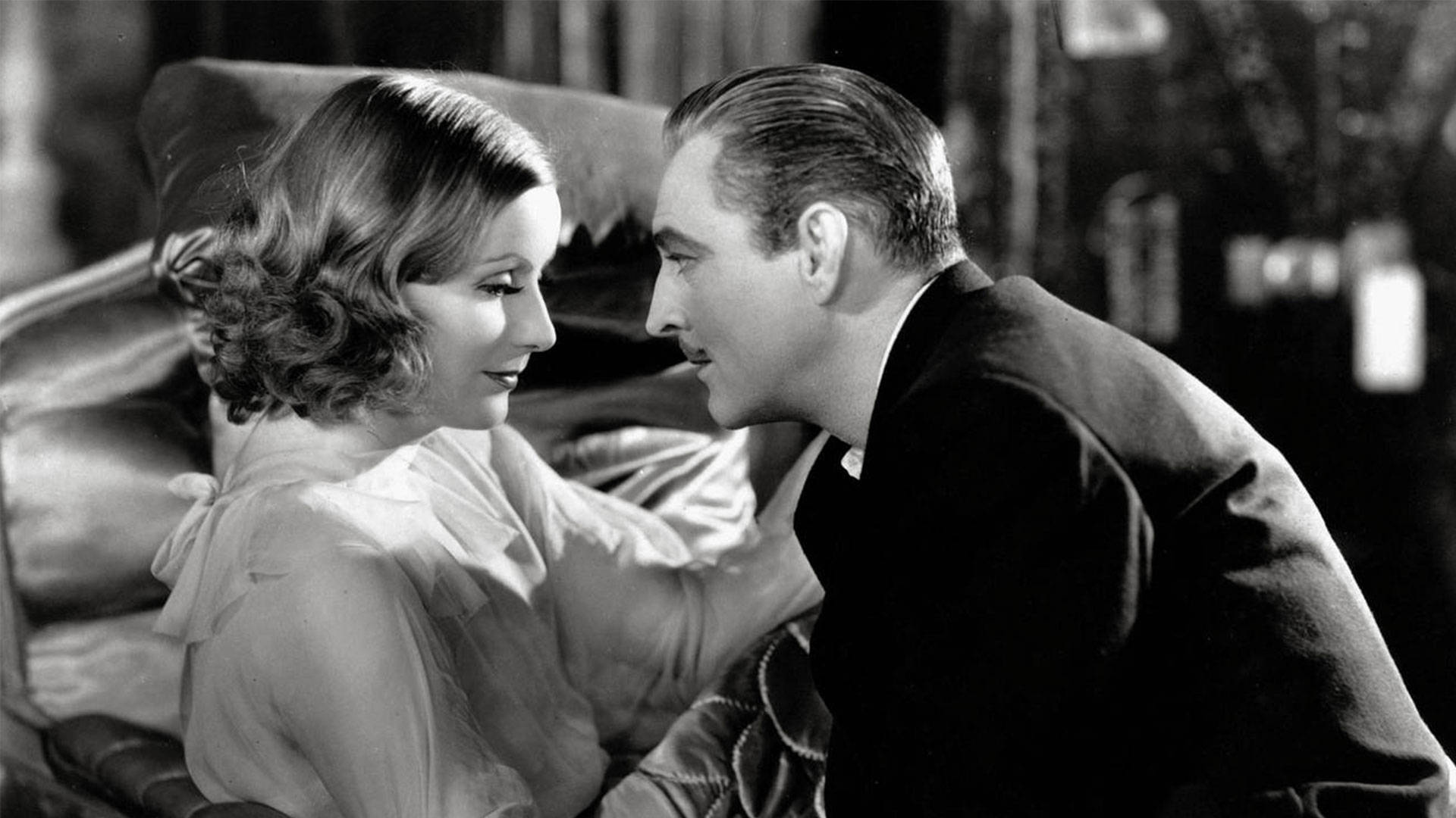 John Barrymore og Greta Garbo acting sammen på en blå baggrund Wallpaper