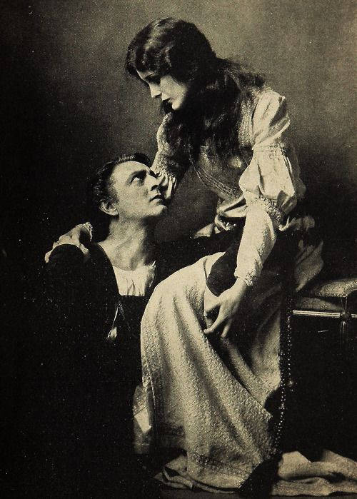 John Barrymore Hamlet Couple Wallpaper