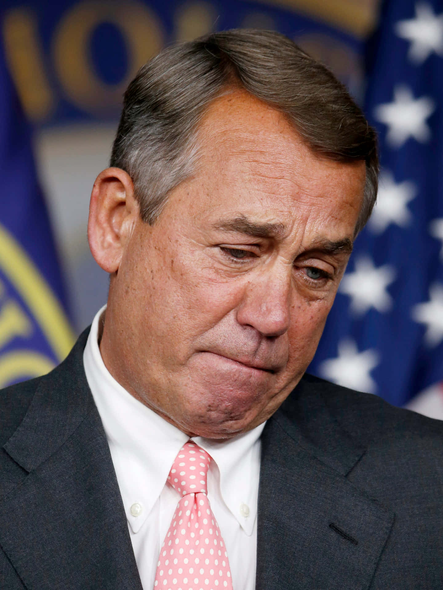 John Boehner Upset Portræt Tapet: Et billede af den tidligere amerikanske republikanske formand John Boehner, med et usikkert udtryk. Wallpaper