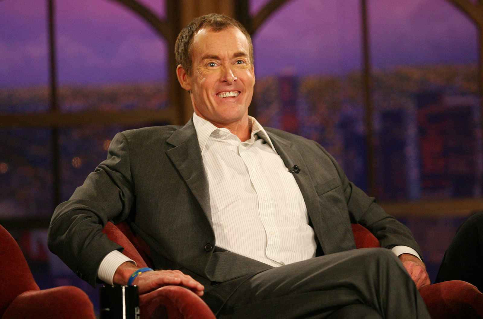 John C. Mcginley Poseert Voor Een Fotoshoot Achtergrond