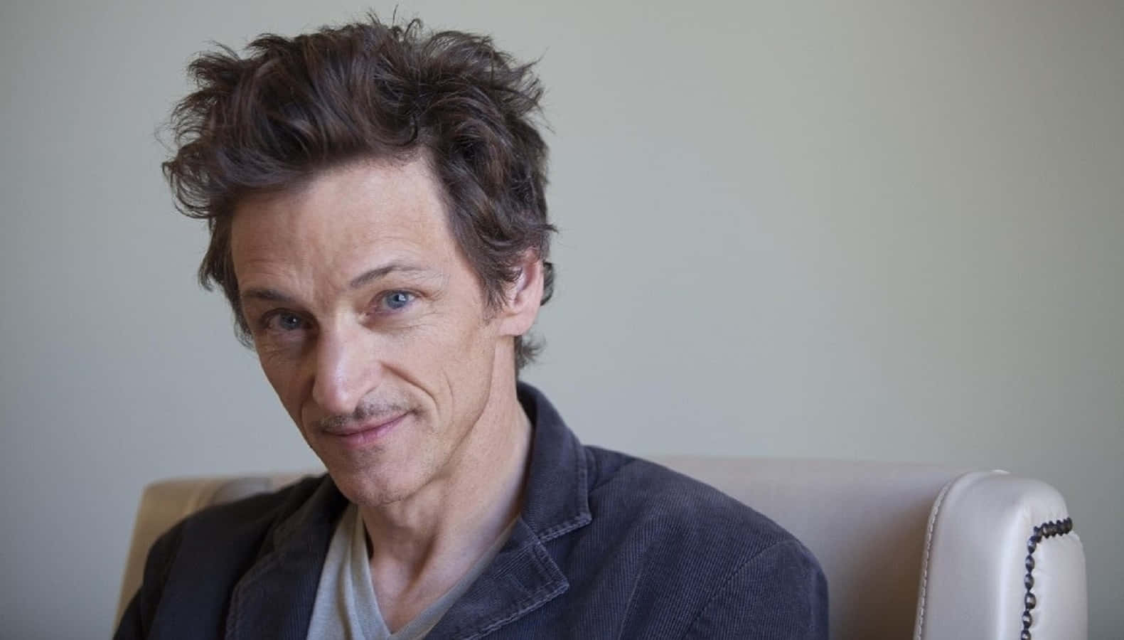 John Hawkes Smiling at a Red Carpet Event Wallpaper