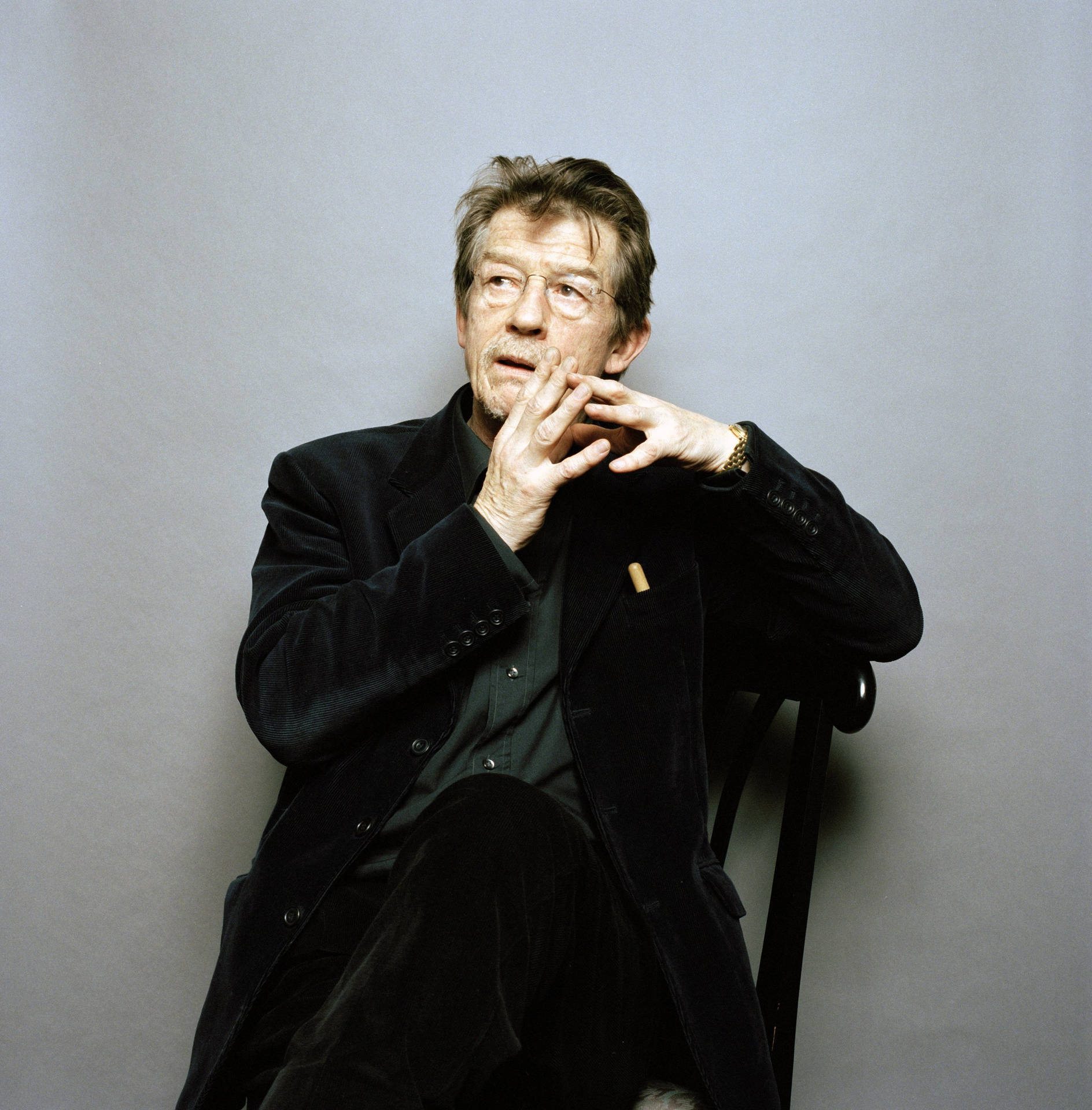 John Hurt på grå baggrund Wallpaper