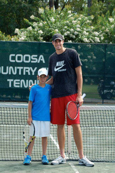 Johnisner Con Un Giovane Giocatore Di Tennis. Sfondo