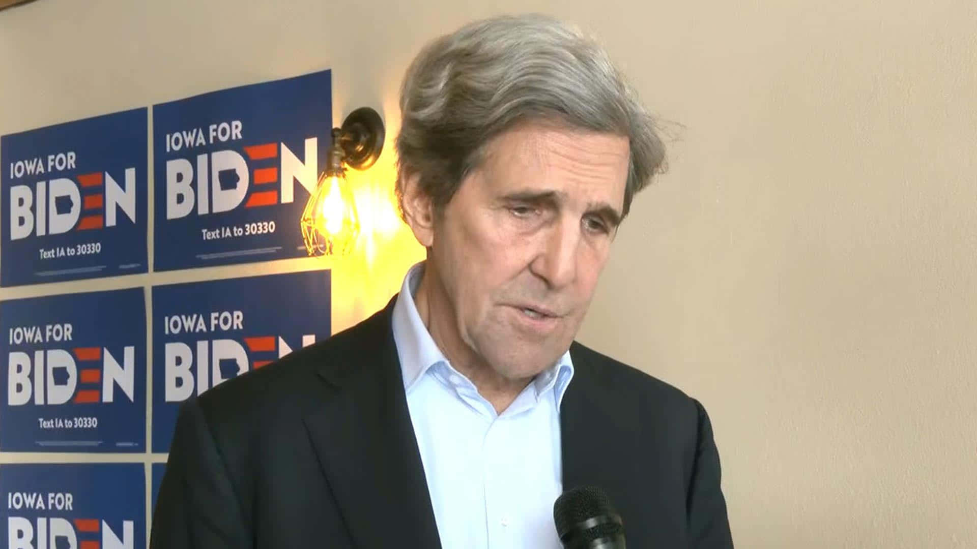 John Kerry Looking Down Wallpaper