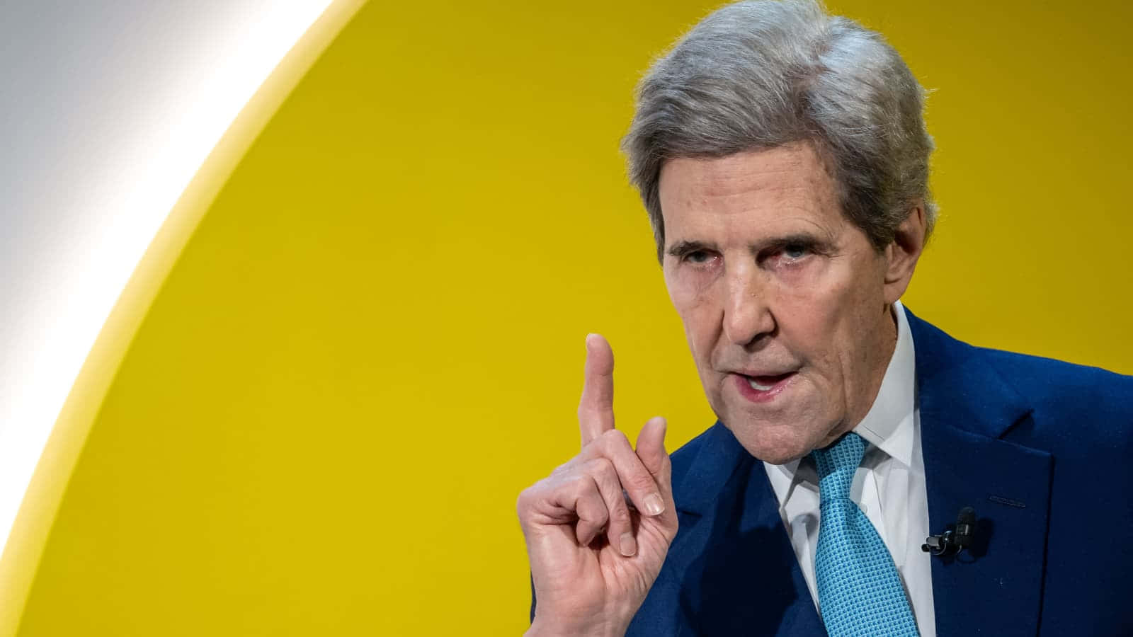 John Kerry Pointing Upward Wallpaper