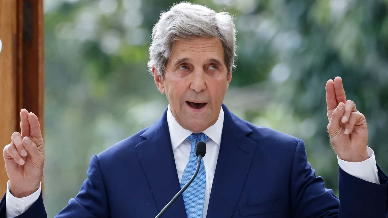 John Kerry Quoting Hand Gesture Wallpaper