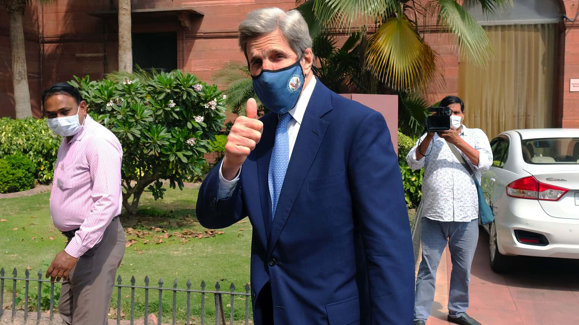 John Kerry Shows Thumbs-up Gesture Wallpaper