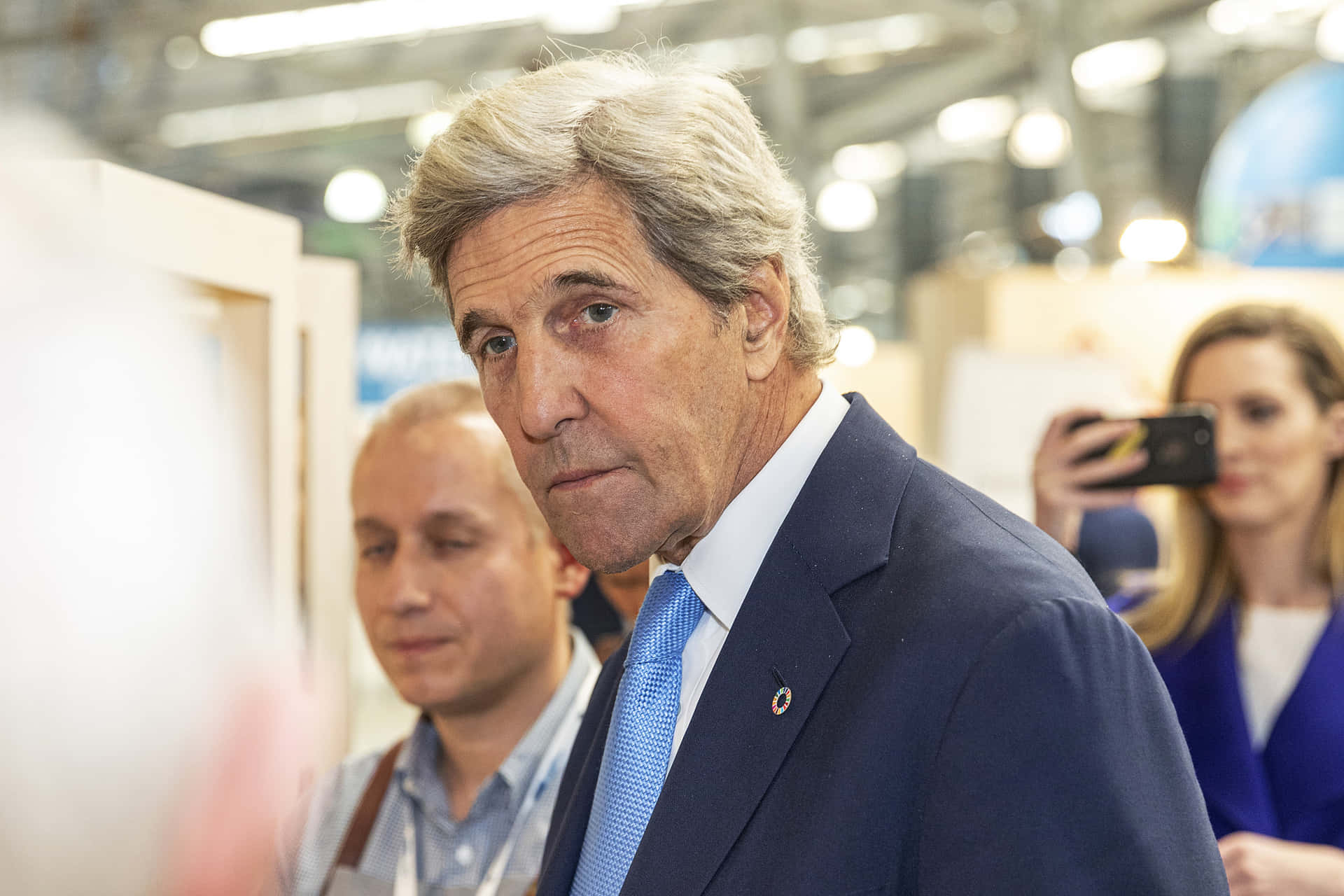 John Kerry Surrounded By The Media Wallpaper