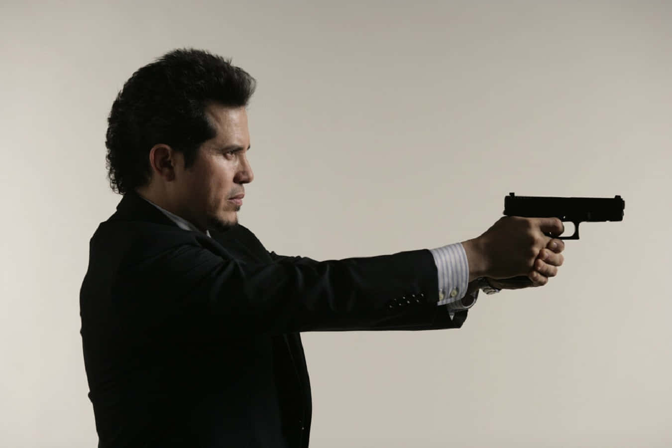 Actorjohn Leguizamo Is Best Known For His Versatile Performances In Both Film And Theater. He Has Appeared In A Wide Range Of Genres, Including Comedy, Drama, And Action. His Unique Style And Talent Have Made Him A Highly Respected And Sought-after Actor In The Industry. Whether It's Portraying A Memorable Character Or Delivering Powerful Monologues, Leguizamo Always Brings His A-game To Every Role. Fondo de pantalla