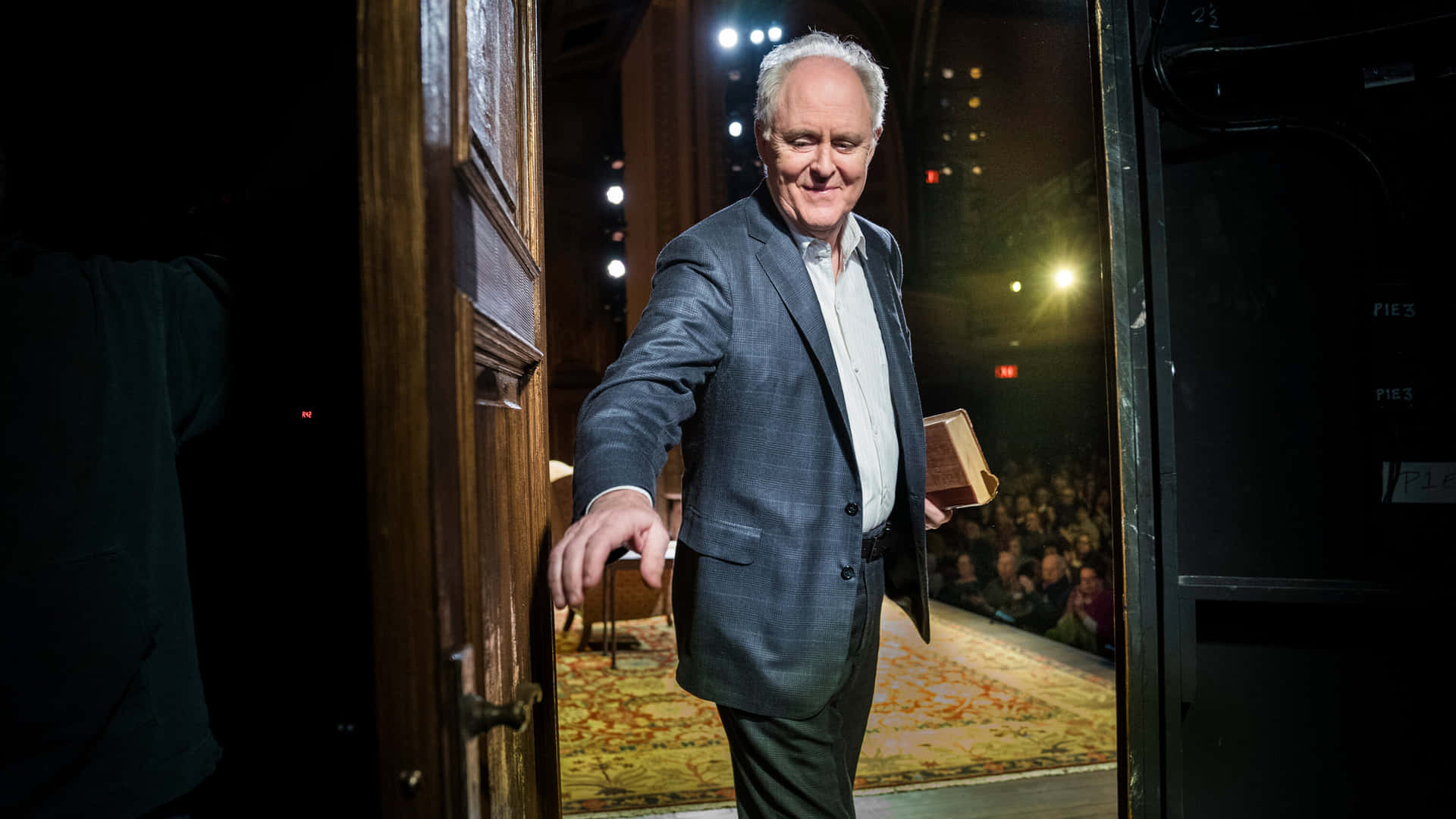 Johnlithgow Dando Un Discurso De Aceptación De Un Oscar Fondo de pantalla