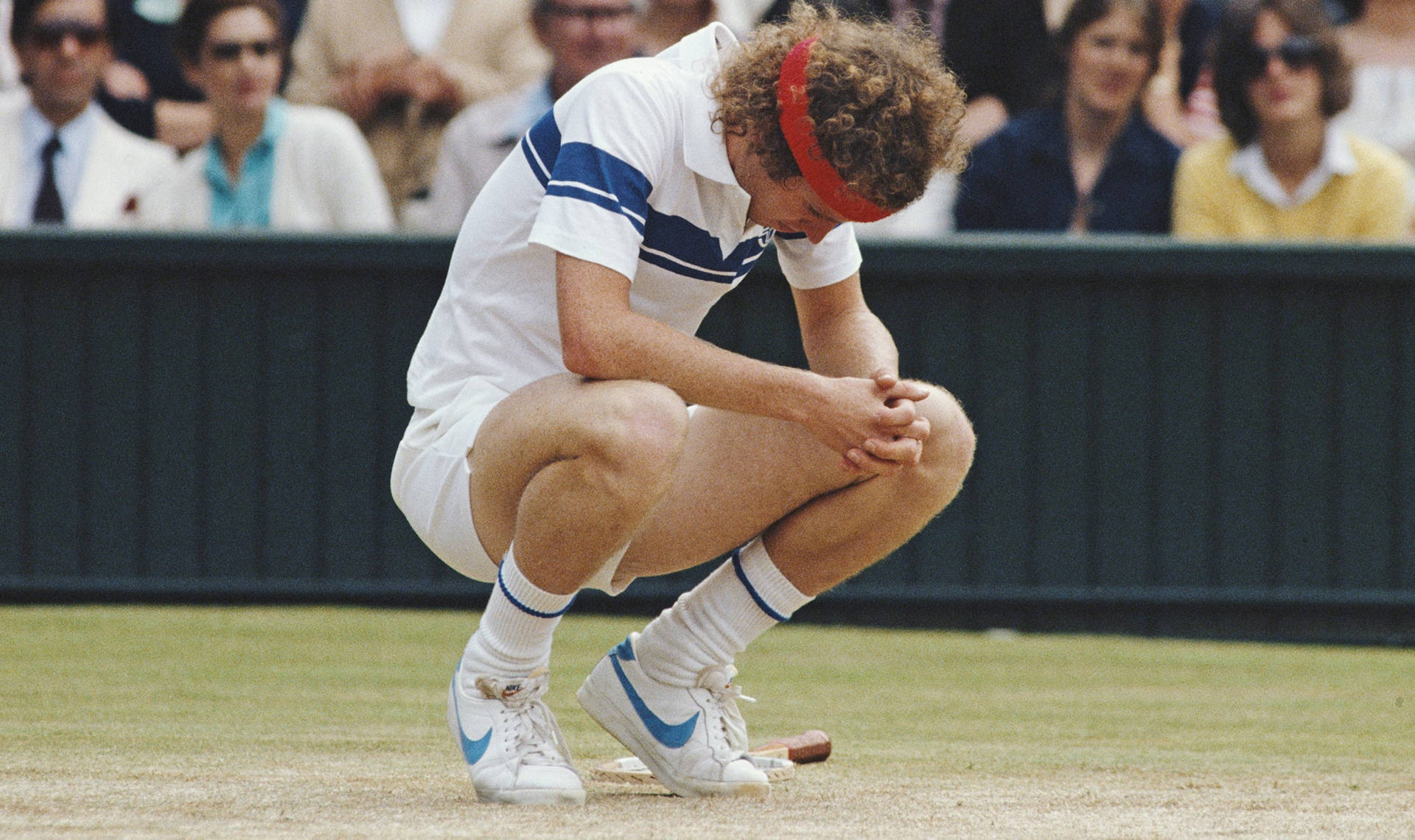 John McEnroe knælende tennisspiller tapet Wallpaper