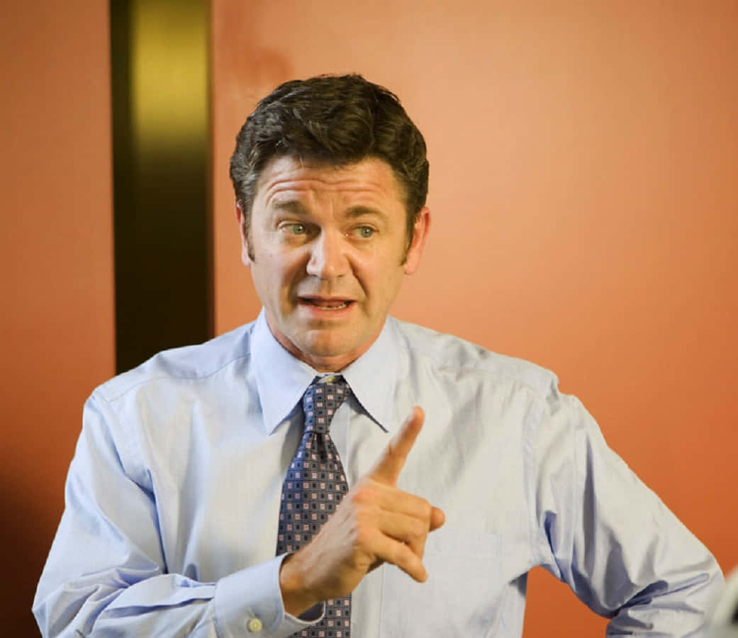 Elactor John Michael Higgins Hace Una Pose. Fondo de pantalla