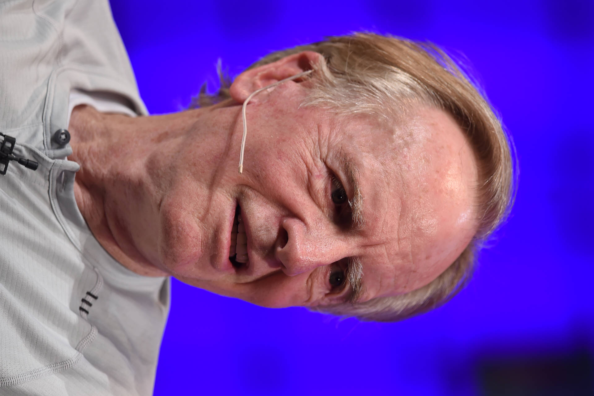 John Sculley Isolated A Stunning Violet Gradient Background Picture