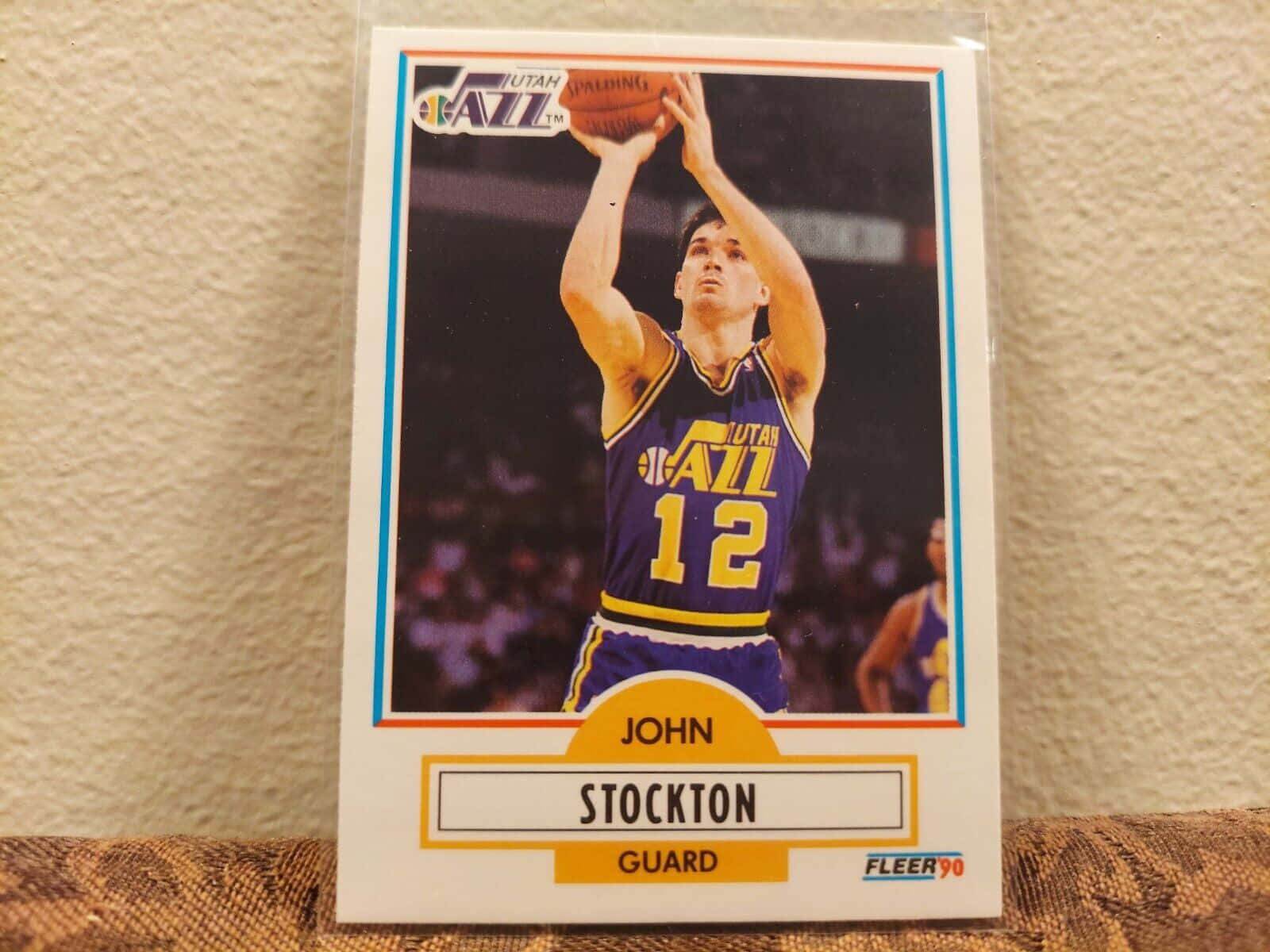 John Stockton Basketball Trading Cards opdelt på en gul baggrund. Wallpaper