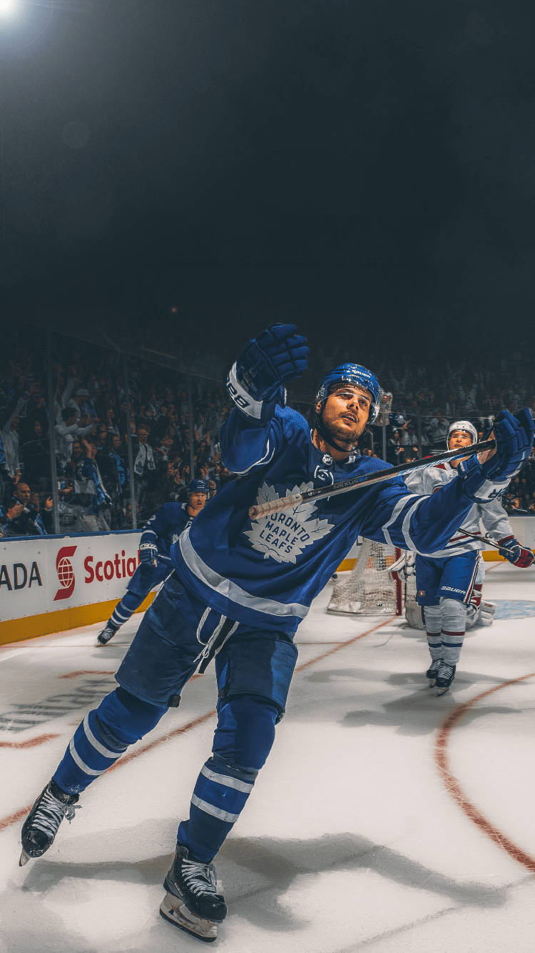Fotode John Tavares De La Nhl En Los Toronto Maple Leafs. Fondo de pantalla