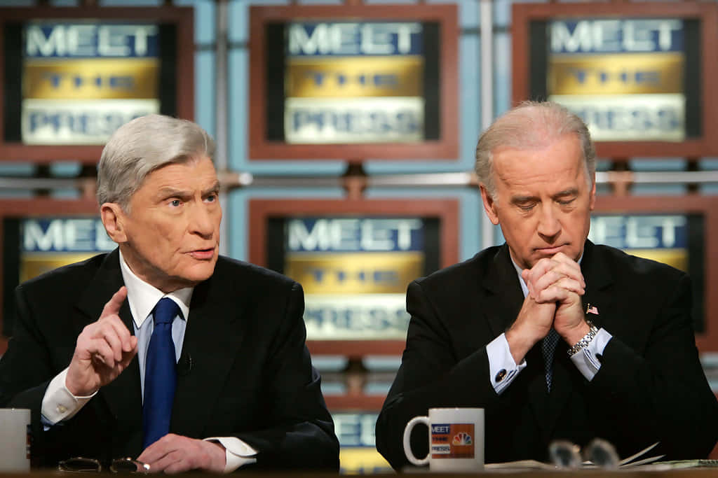Johnwarner Y Joe Biden En Las Noticias. Fondo de pantalla