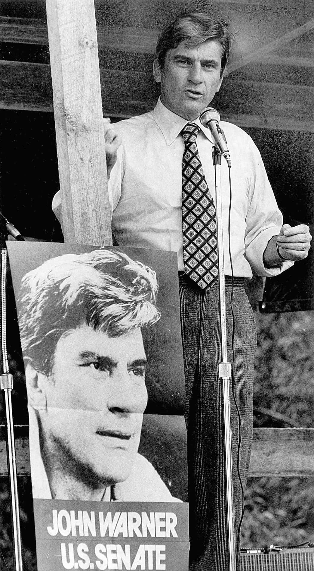 John Warner med plakat sort og hvid telefon tapet Wallpaper