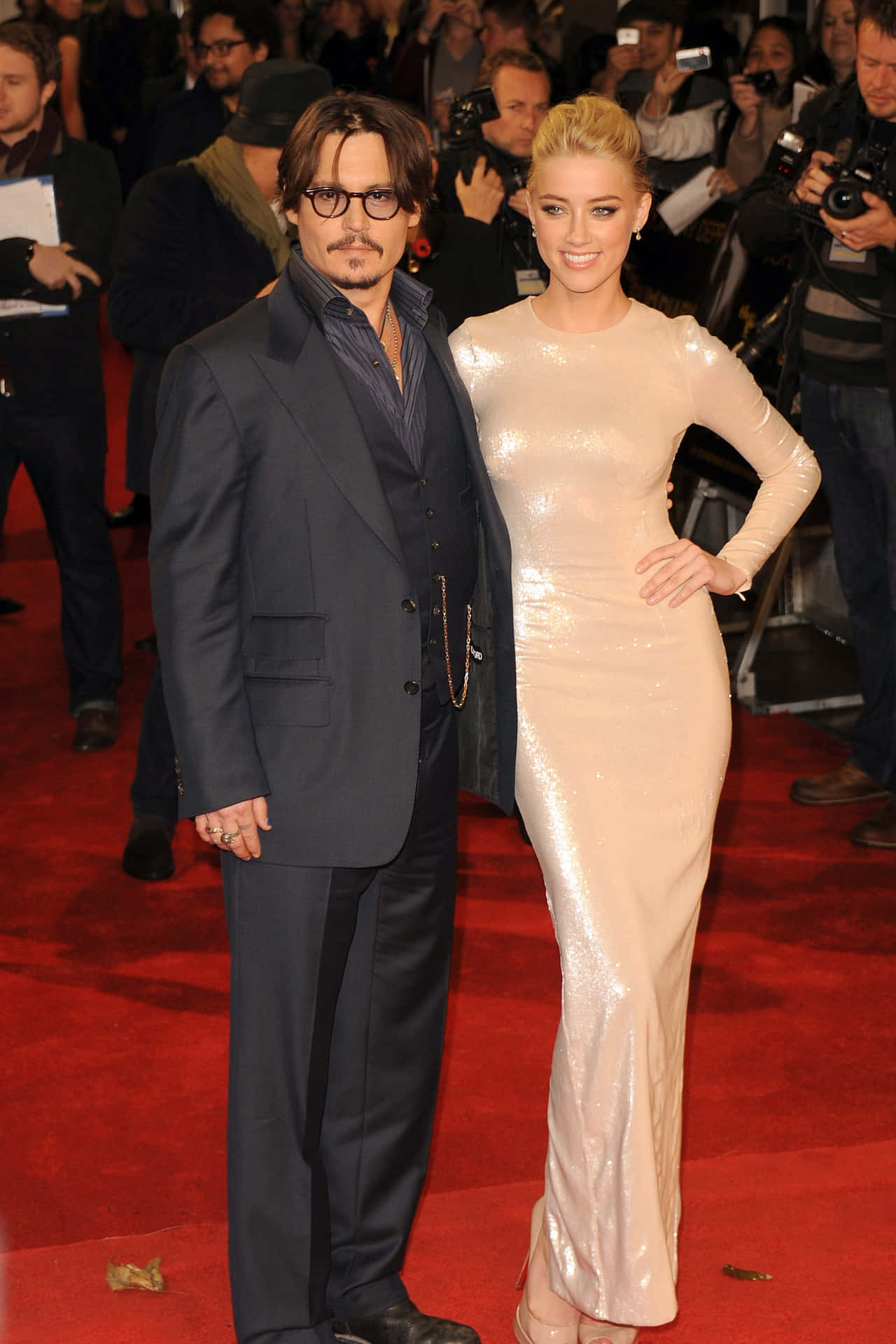 Hollywoodparet Johnny Depp Och Amber Heard Tittar Kärleksfullt In I Varandras Ögon.
