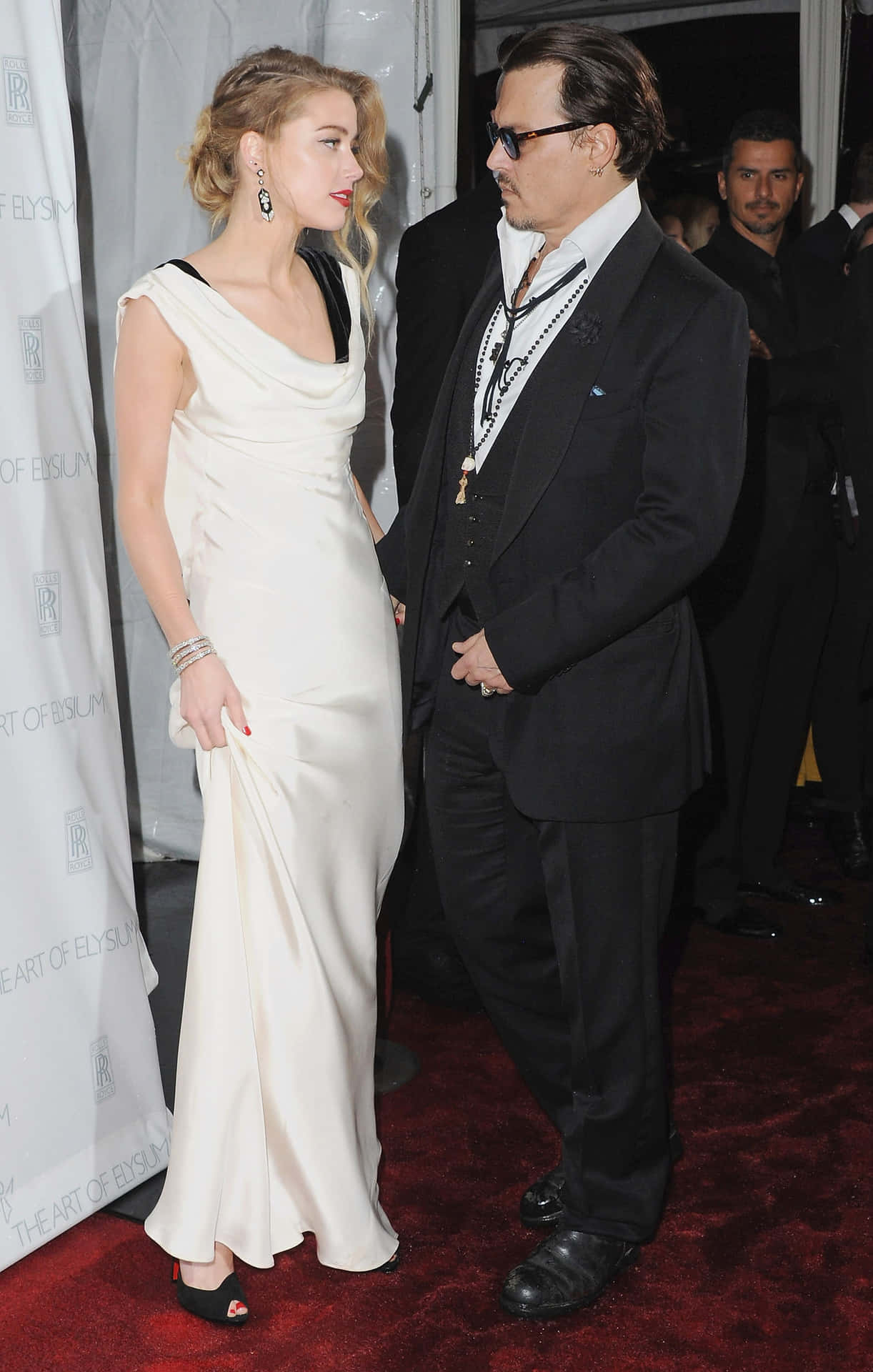 Johnny Depp og Amber Heard i et romantisk omfavnelse