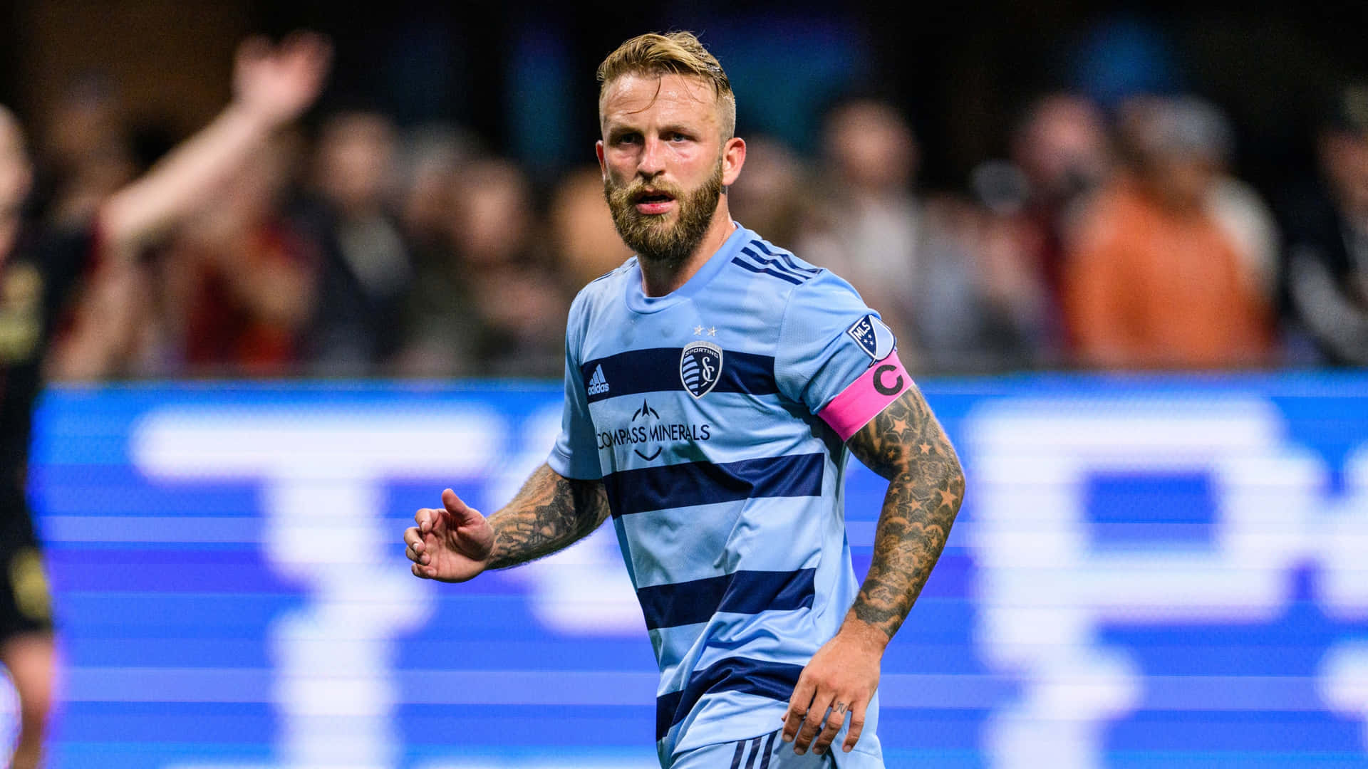 Johnny Russell in action for Sporting Kansas City against Atlanta United 2022. Wallpaper