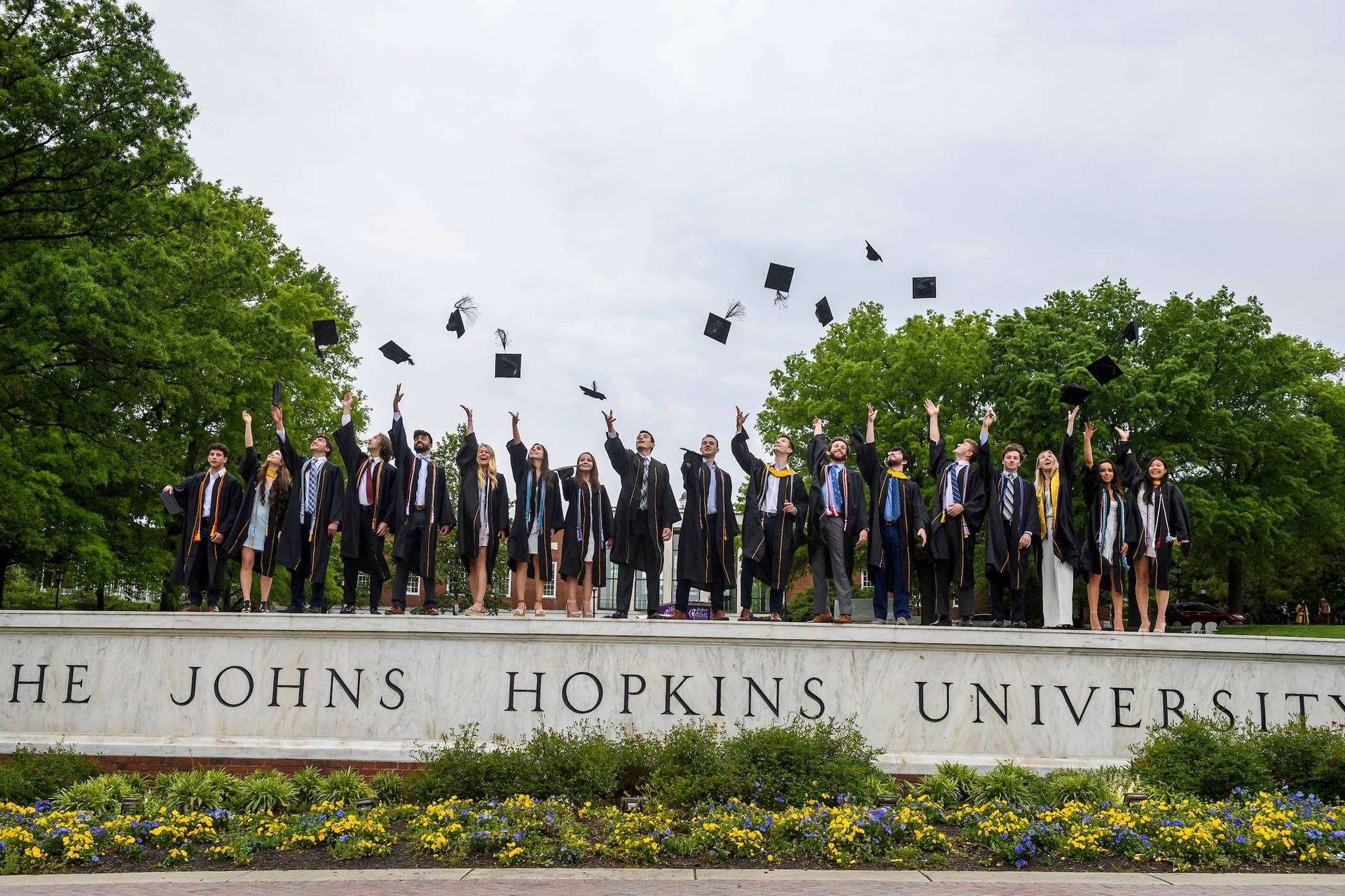 Universidadjohns Hopkins Lanzando Sombreros Fondo de pantalla