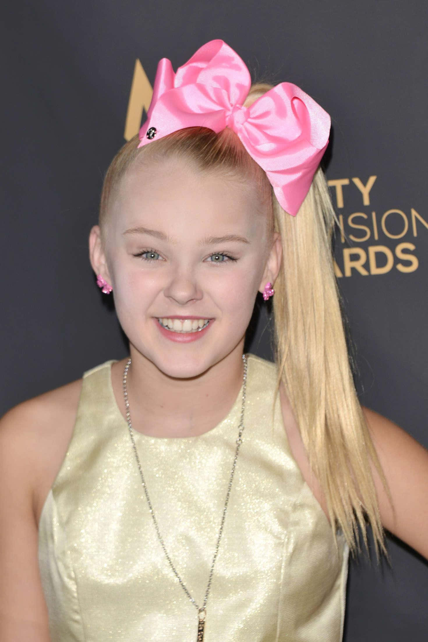 •  Jojo Siwa looks stunning on the red carpet in a glittering bow