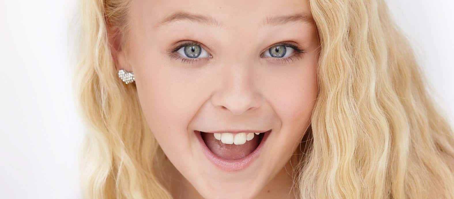 Jojo Siwa lights up the stage as she performs