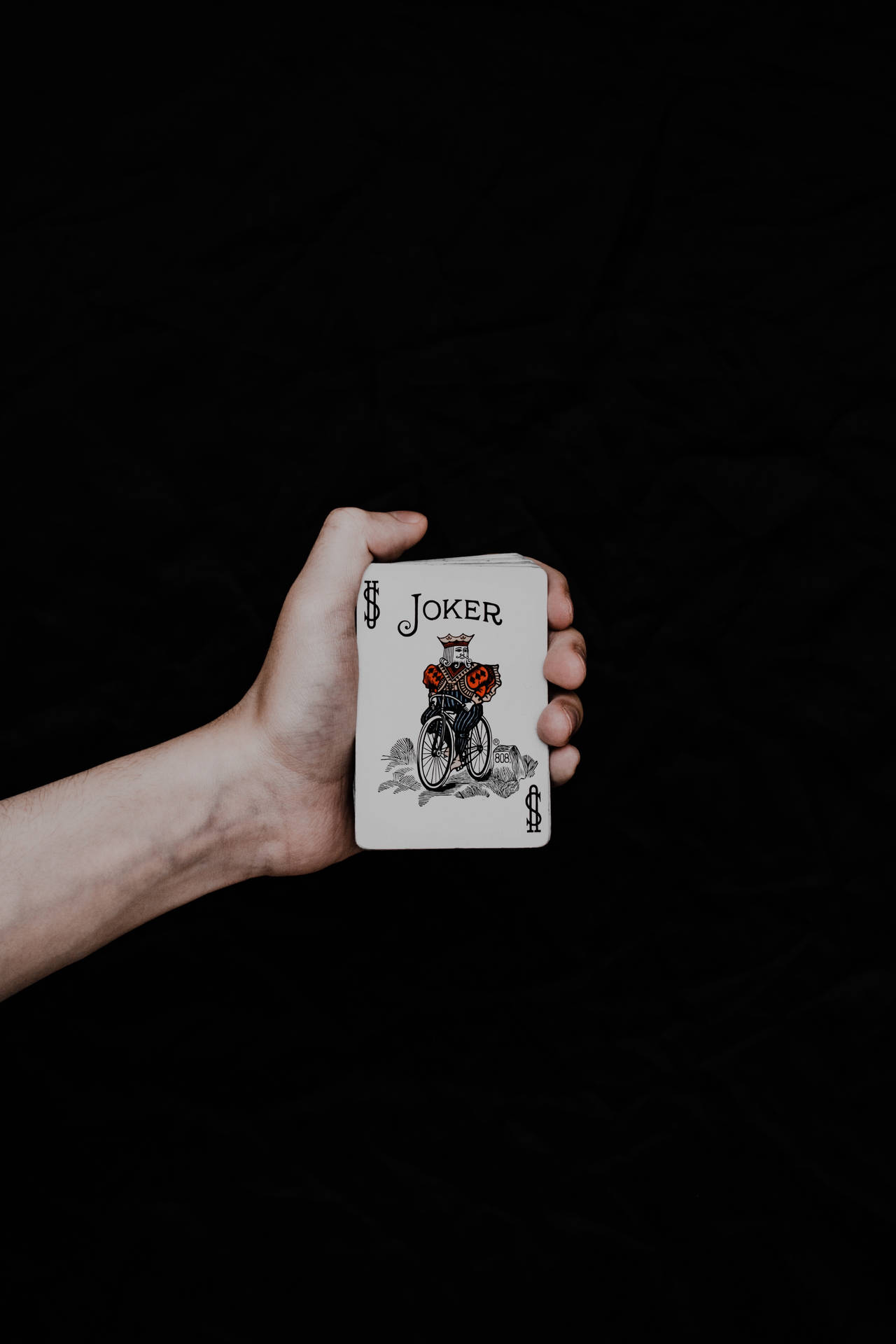 Joker iPhone Card Tapet: Et mønster af græsklede, røde farver, der er inspireret af klassiske kort. Wallpaper