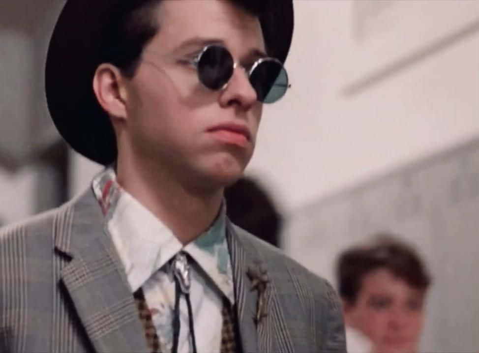 Actorjon Cryer Would Like To Have His Own Custom Wallpaper For His Computer Or Mobile Device. He Wants A Design That Reflects His Unique Style And Personality. Jon Cryer Is Known For His Memorable Roles In Popular Television Shows And Movies. He Is Looking For A Wallpaper That Captures The Essence Of His Talent And Creativity. He Wants Something Visually Stunning And Captivating, Yet Still Professional And Polished. Jon Cryer Wants His Wallpaper To Stand Out And Make A Statement, Just Like He Does On Screen. Fondo de pantalla
